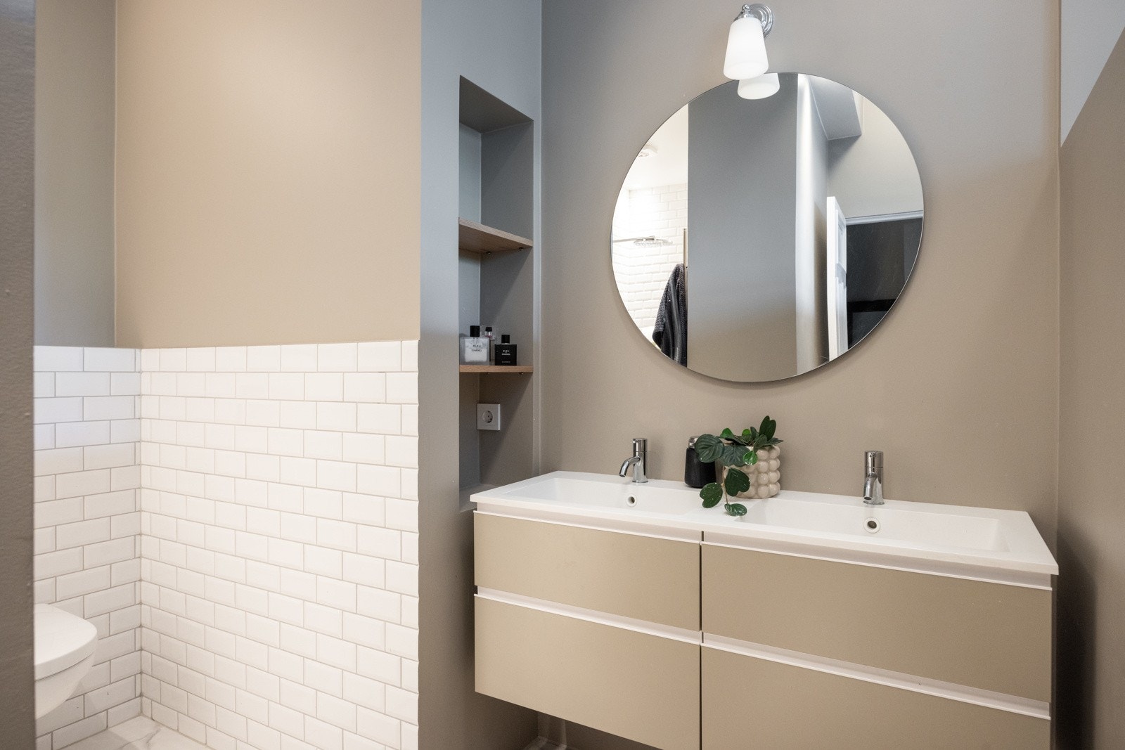 Her finner du et servantskap fra INR med dobbel servant i kompositt og armaturer fra Vola