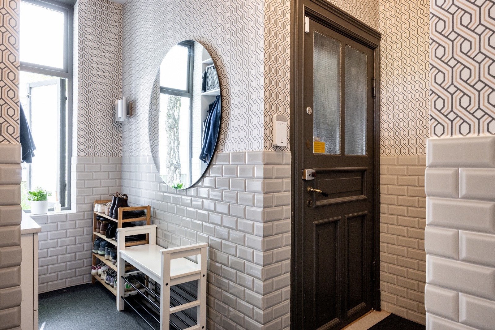 Leiligheten har en praktisk kjøkkeninngang via baktrappen fra gårdsplassen. Denne inngangen brukes i liten grad av de andre sameierne. I kjøkkengangen er det plass til skoskap, og yttertøy kan enkelt ryddes bort i en tilhørende garderobe