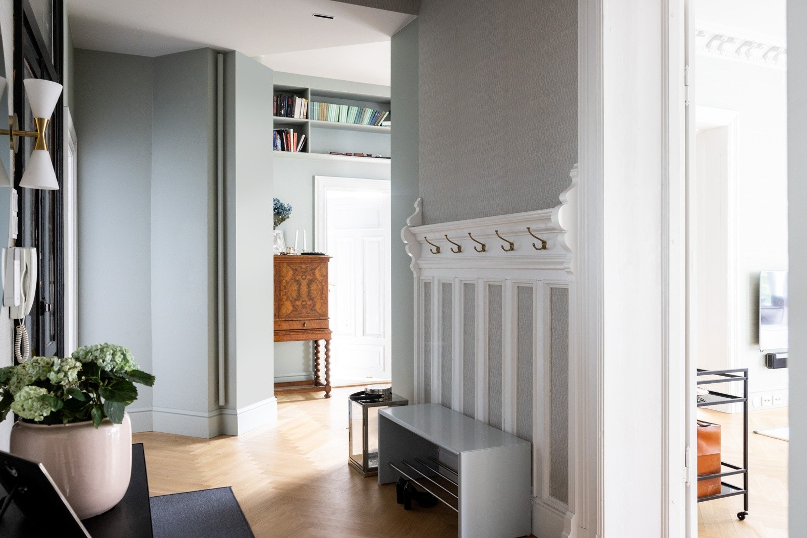 I hallen er det rikelig med plass til ulike garderobeløsninger. Originalt brystpanel, stukkatur og takrosett tilfører gangen et herskapelig og klassisk preg