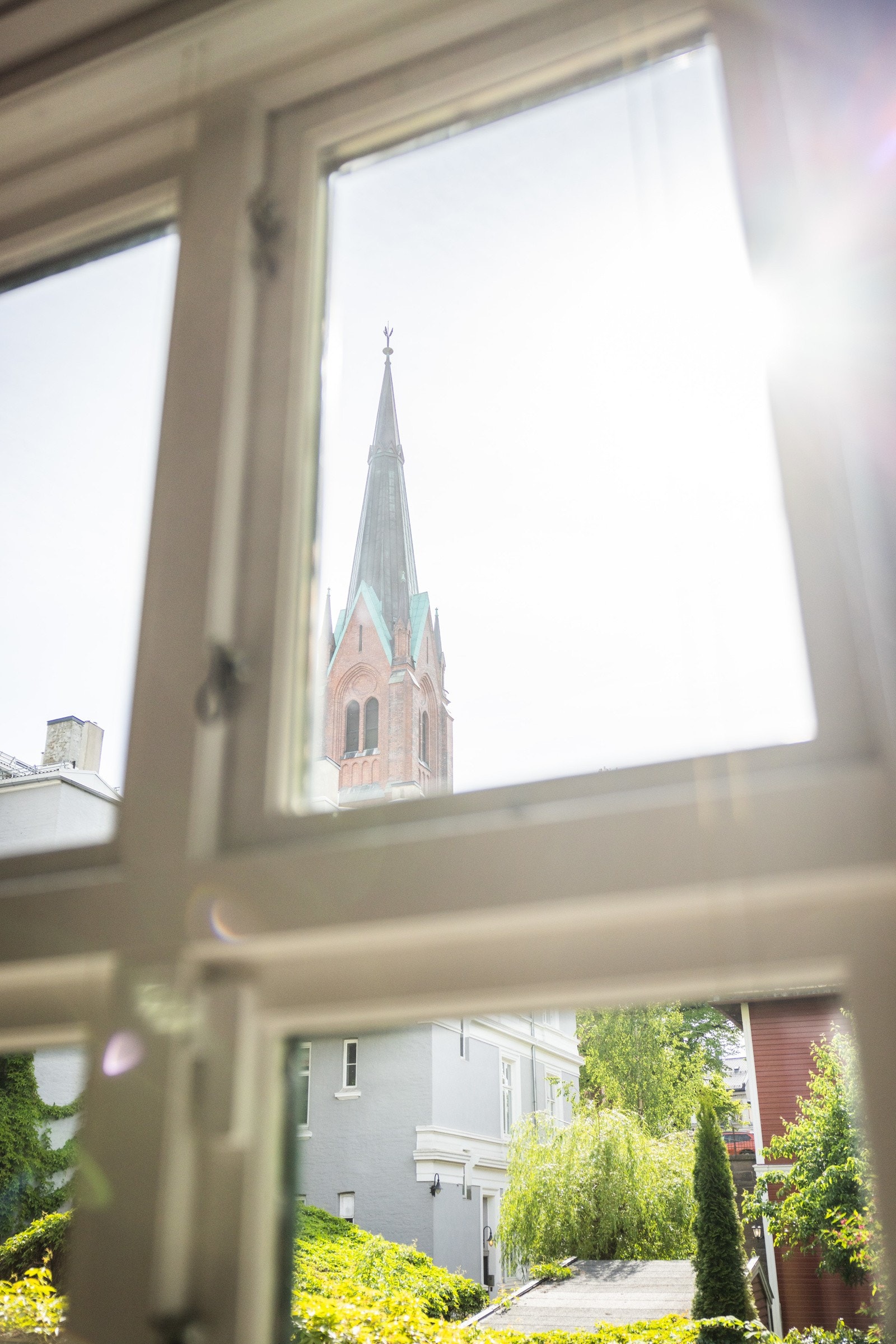 Rommet har morgensol samt et idyllisk utsyn mot Uranienborg kirke