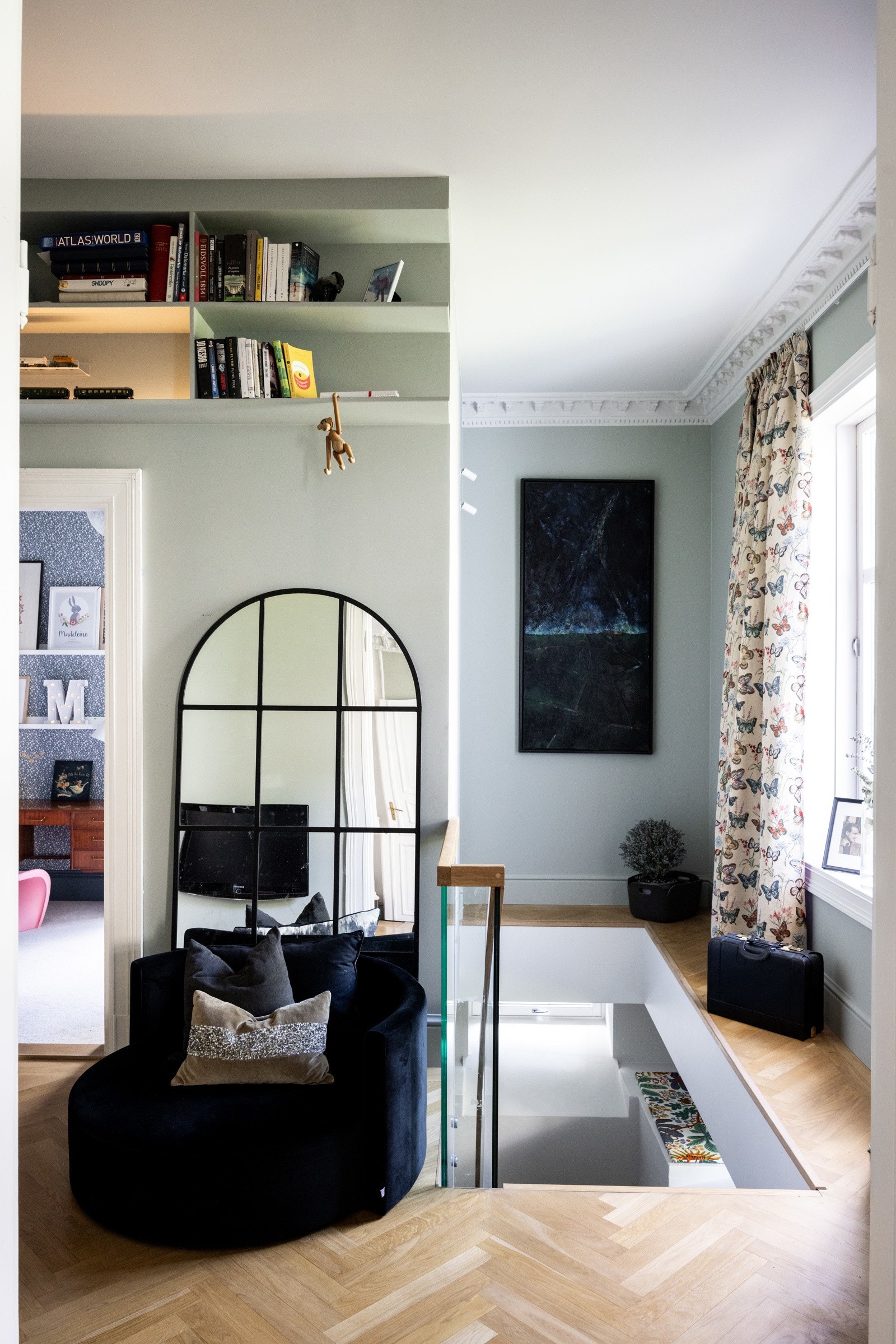 Fra barnas tv-stue/bibliotek er det adkomst til underetasjen via en lukket trapp i heltre eik levert av Nytrapp. Trappen har en como trappeløper i ull og fiskebensmønster levert og montert av Teppekonsulenten