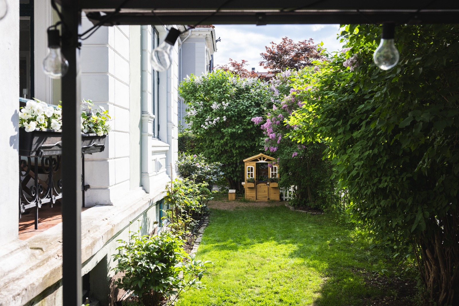 Hagen fungerer som en naturlig forlengelse av leiligheten, og innbyr til både avslapning og sosiale sammenkomster. Hagen vender mot nordvest og har gode solforhold gjennom store deler av dagen og ettrmiddagen, frem til ca. 1930 ved midtsommer