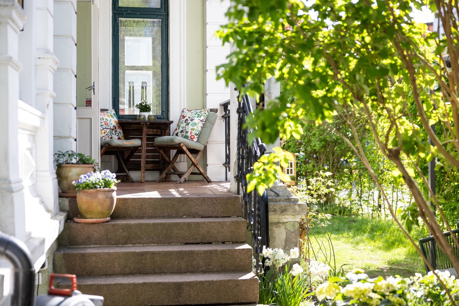 Herfra er det adkomst til en frodig og innbydende hage