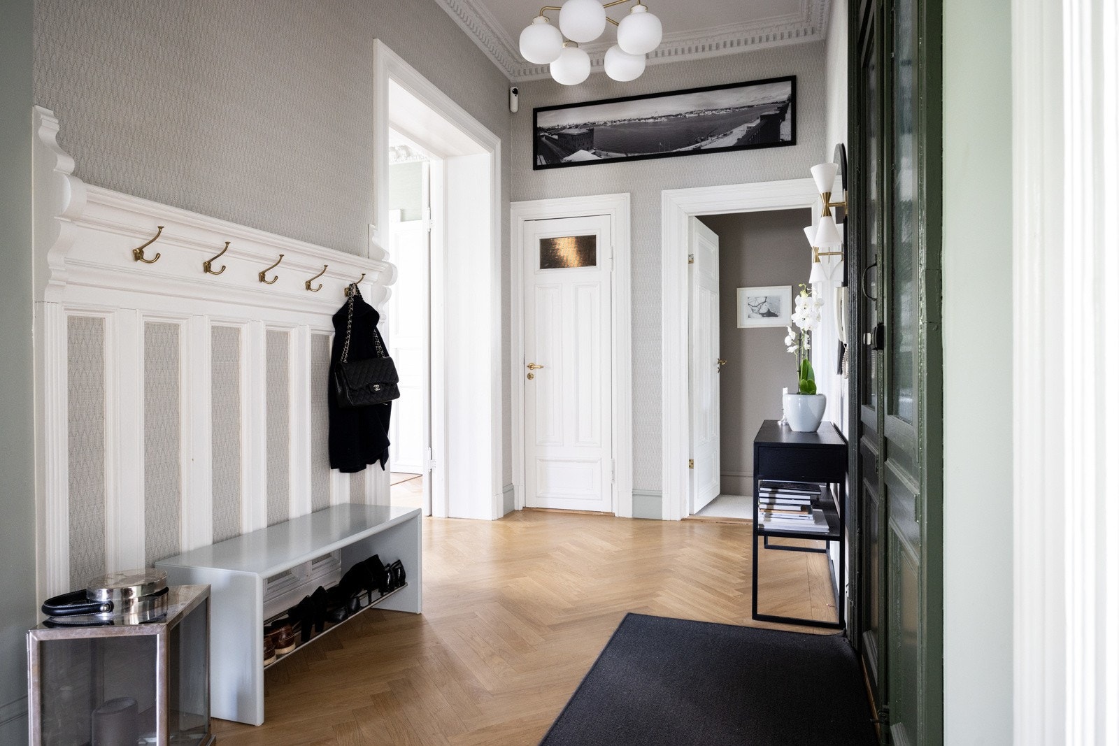 Fra hovedinngangen kommer du inn i en romslig hall med god takhøyde, som gir en luftig og innbydende atmosfære