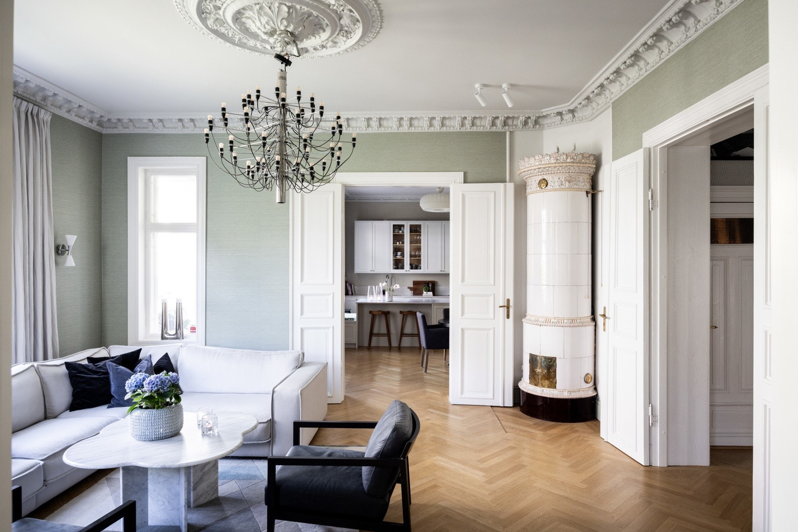 Stuen er stor og ligger i flyt med kjøkkenet som gir utmerket møbleringsfrihet