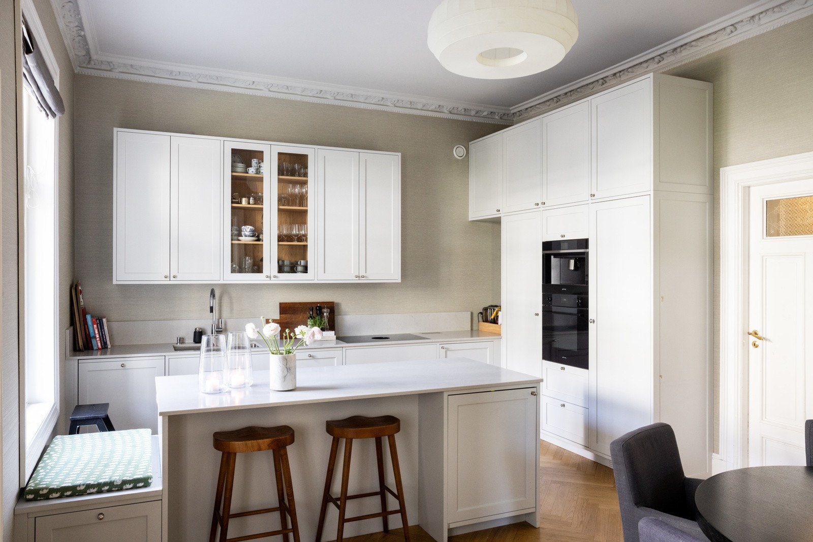 Den generøse takhøyden på ca. 3,29 meter gir kjøkkenet en luftig og romslig følelse