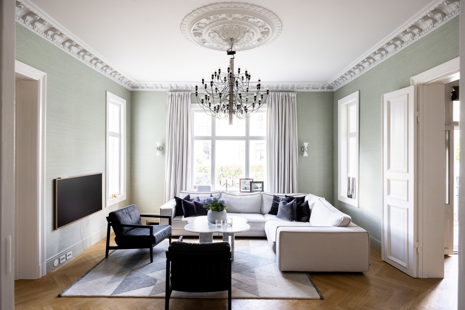 Leiligheten, som hadde vært urørt siden 1970-tallet ble renovert i 2022, foruten de originale flotte vinduene mot fasaden