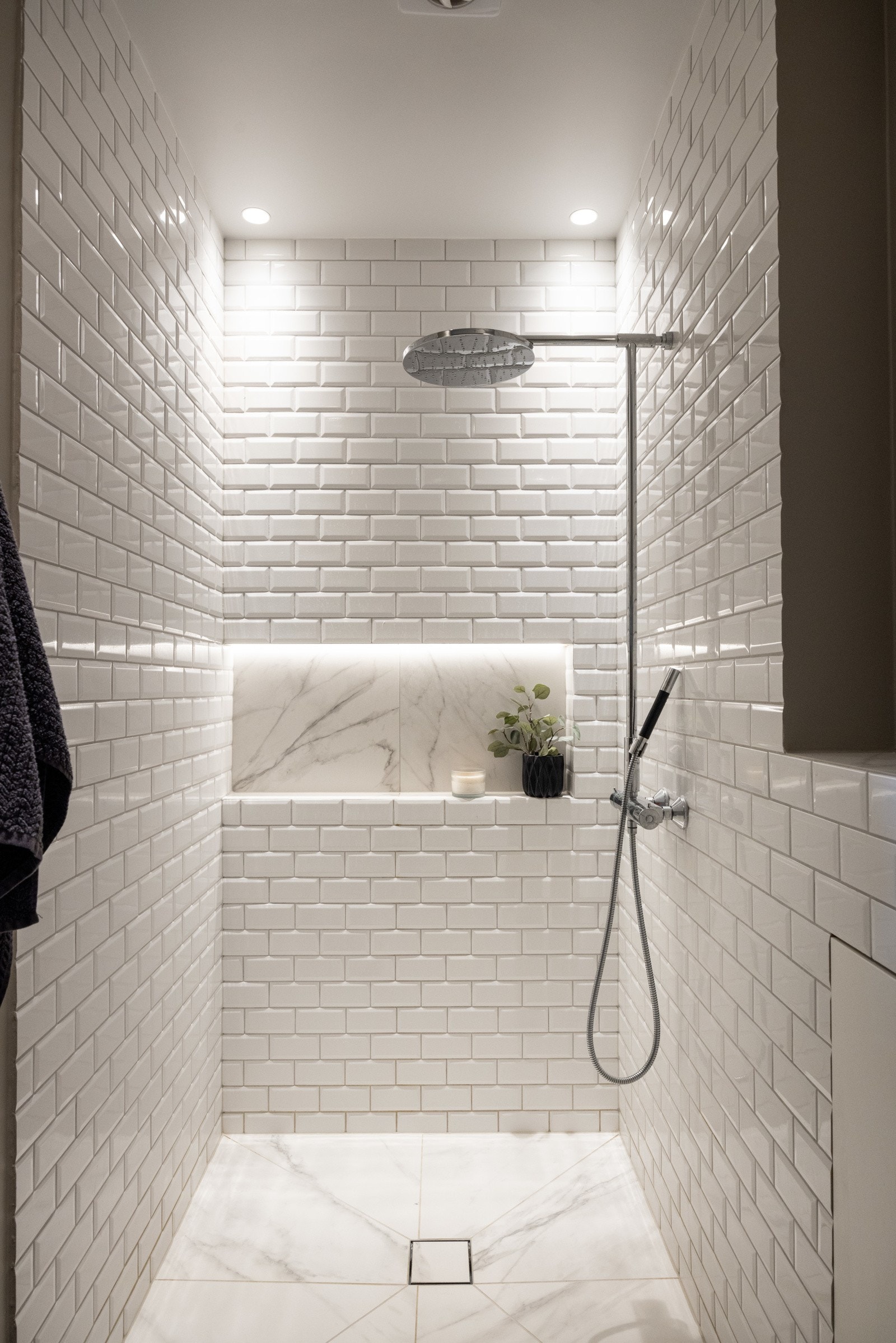 Dusjsonen er utstyrt med både regnfalls- og håndholdt dusj og en praktisk såpenisje med integrert belysning