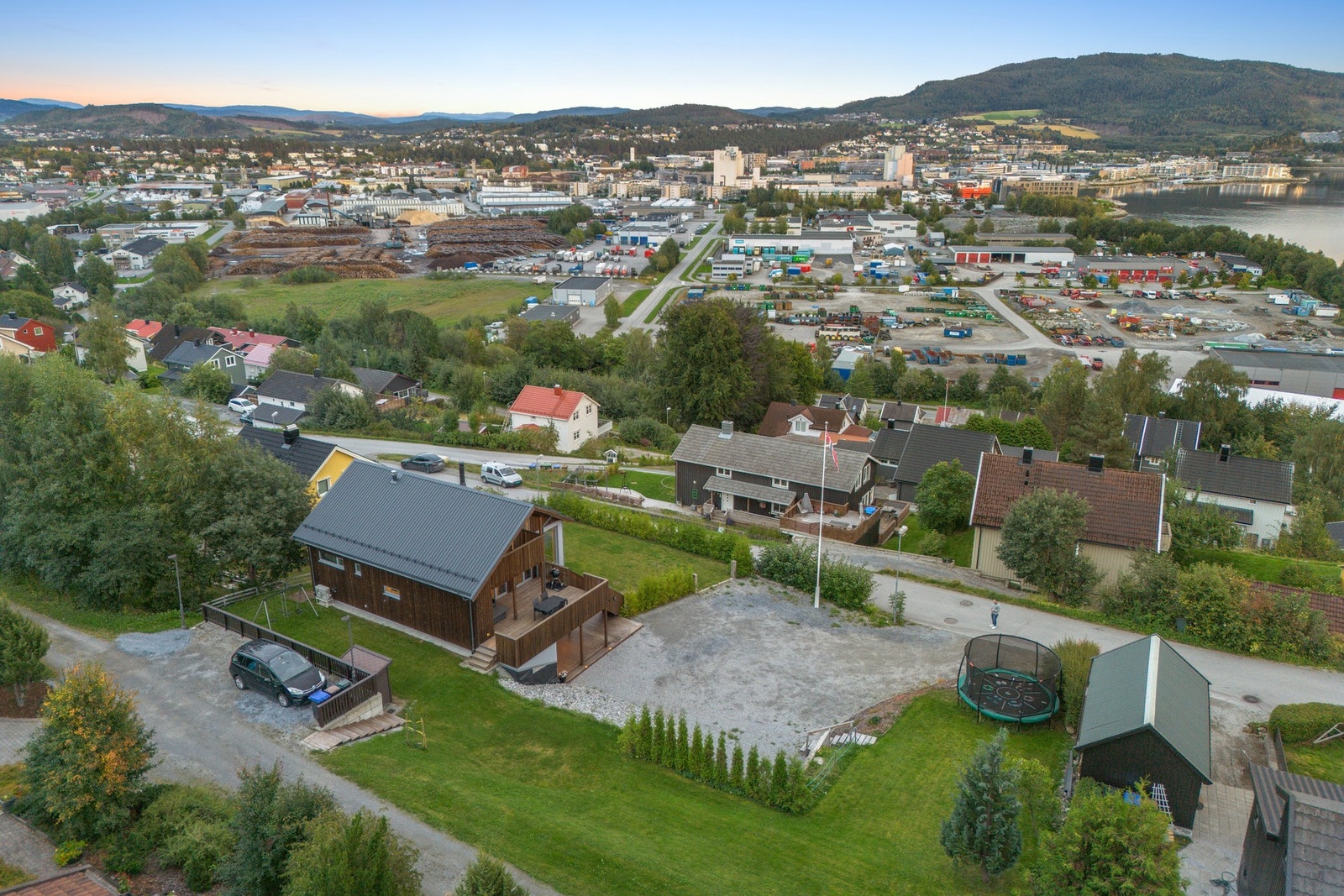 Svært romslig tomt med hage som går over flere nivåer. Galleribilde