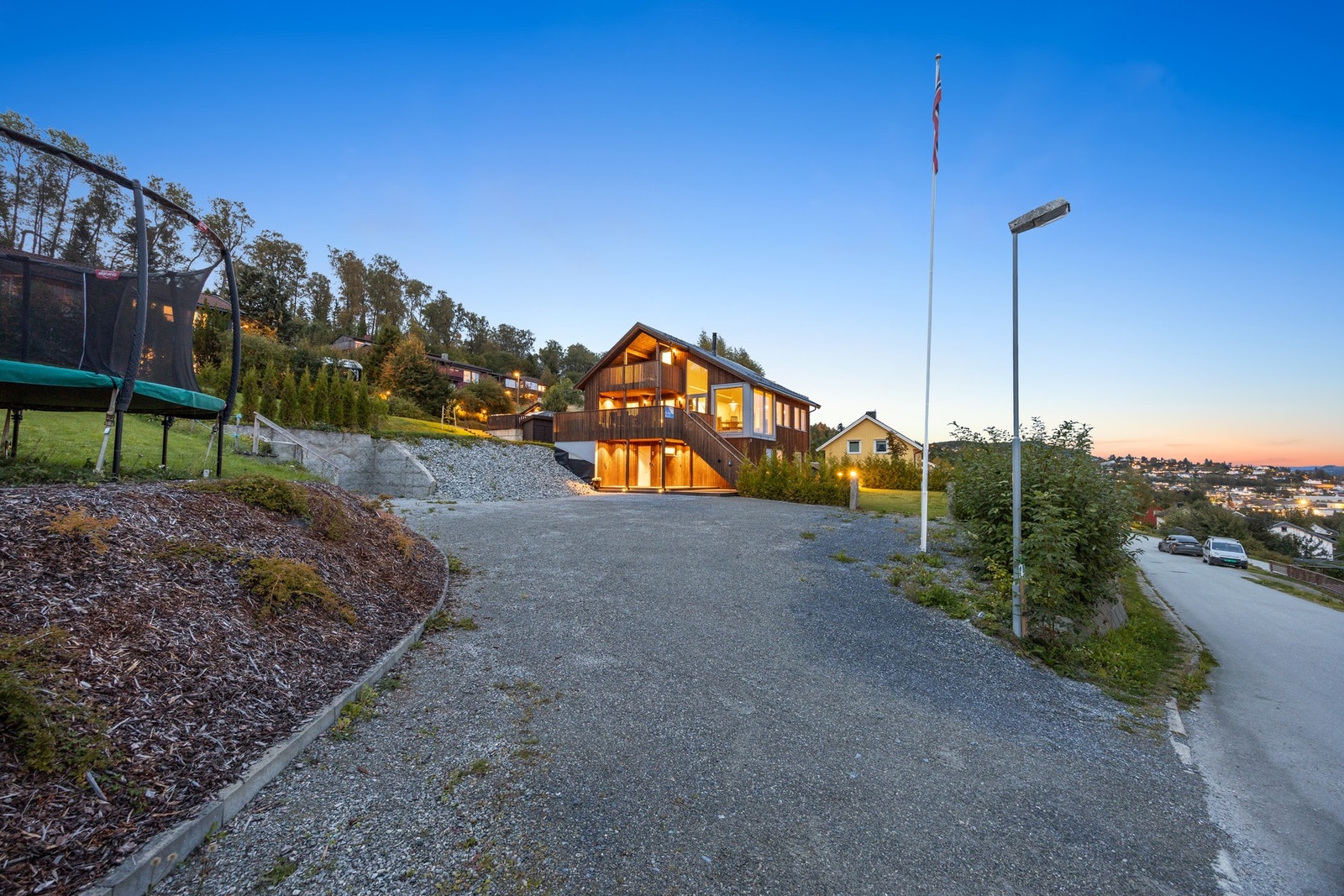 Det er montert elbillader ved inngangsparti. Romslig gårdsplass med plass til flere biler Galleribilde