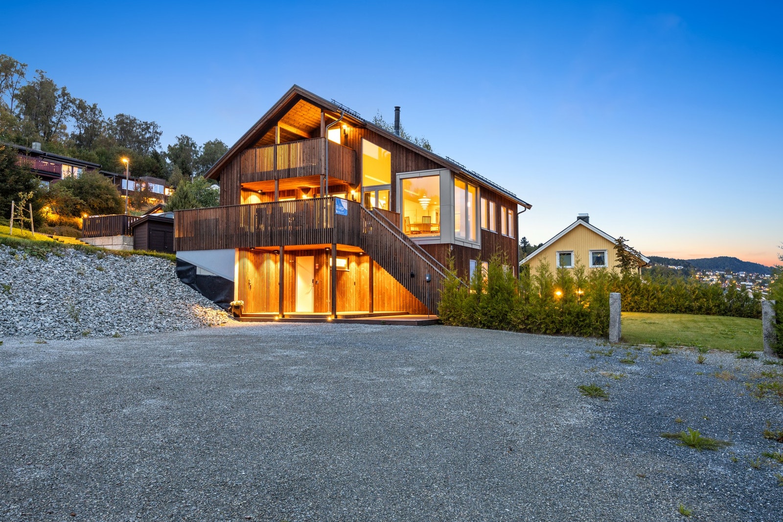 Trivelig inngangsparti som er pent opparbeidet med terrasse Galleribilde