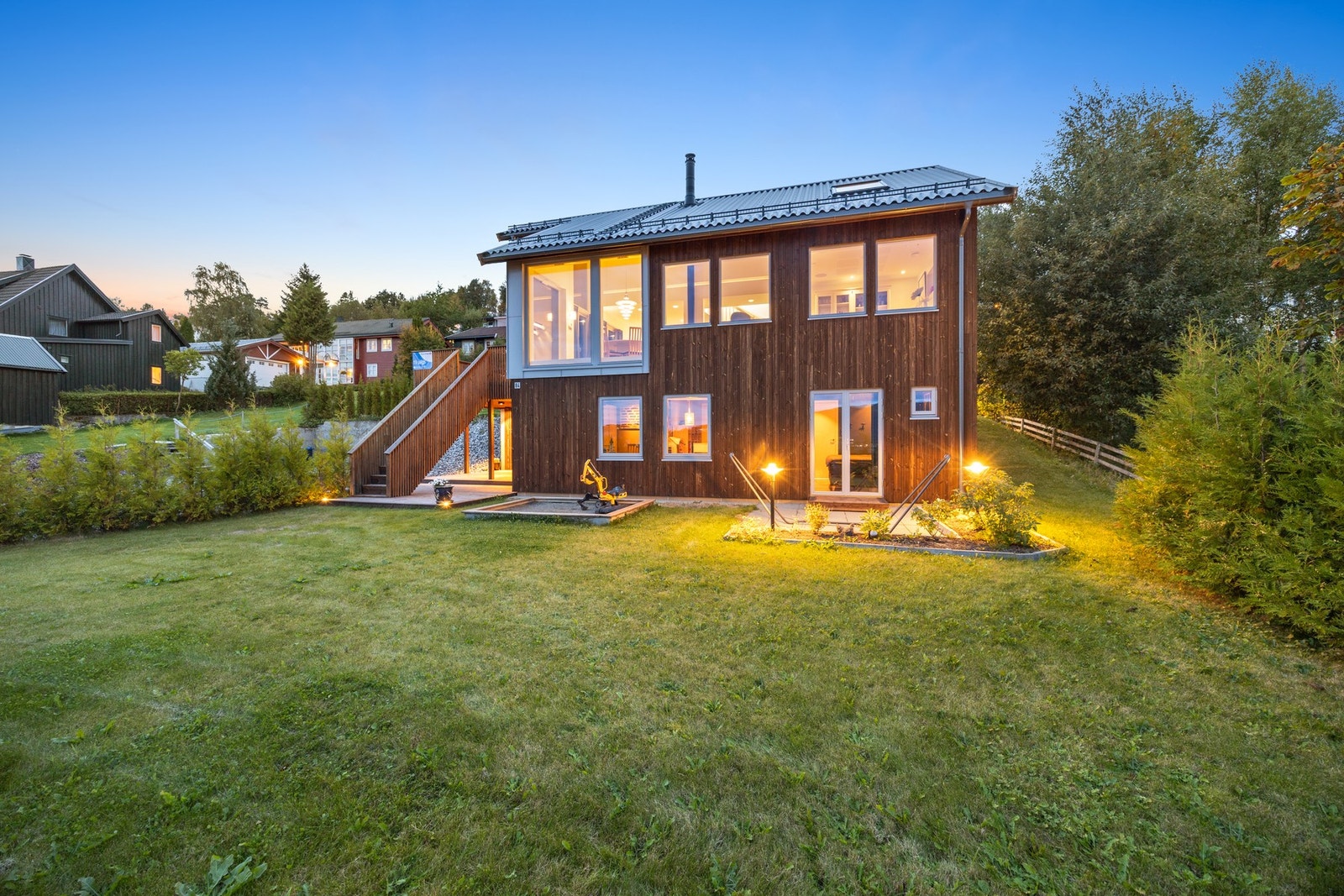 Hekk som skjermer for innsyn og rammer inn tomten Galleribilde