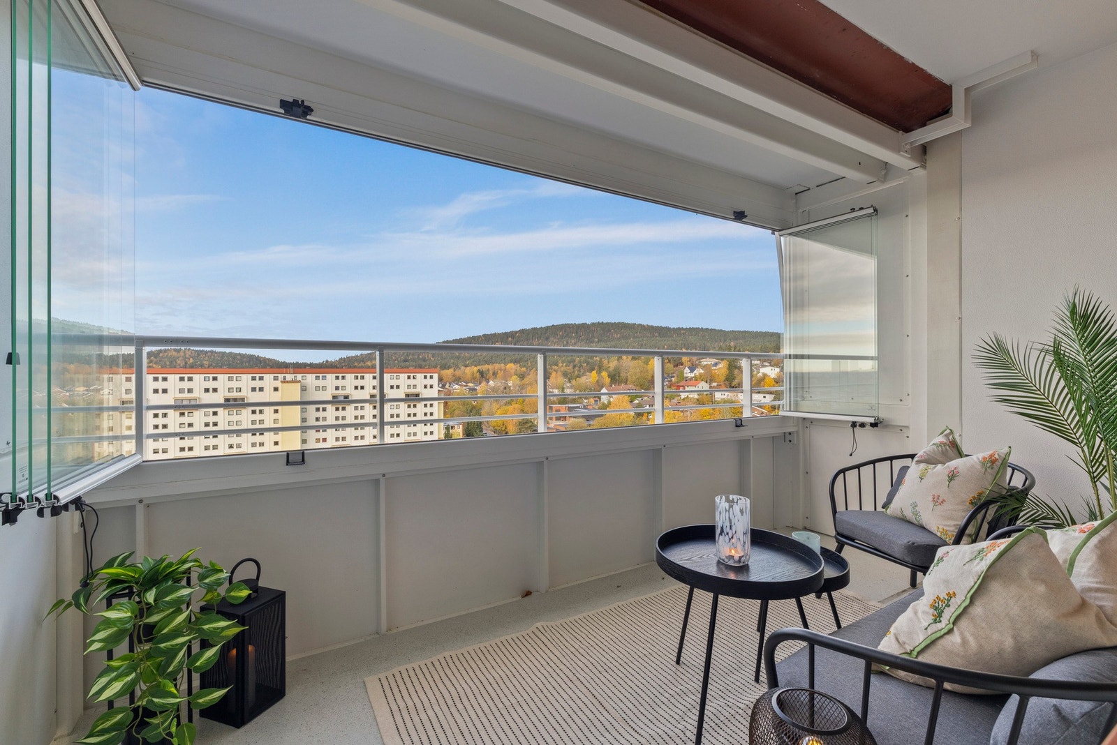 På balkongen er det plass til sittegruppe og tilhørende møblement! Det er tillatt med gass/elektrisk- grill. Galleribilde