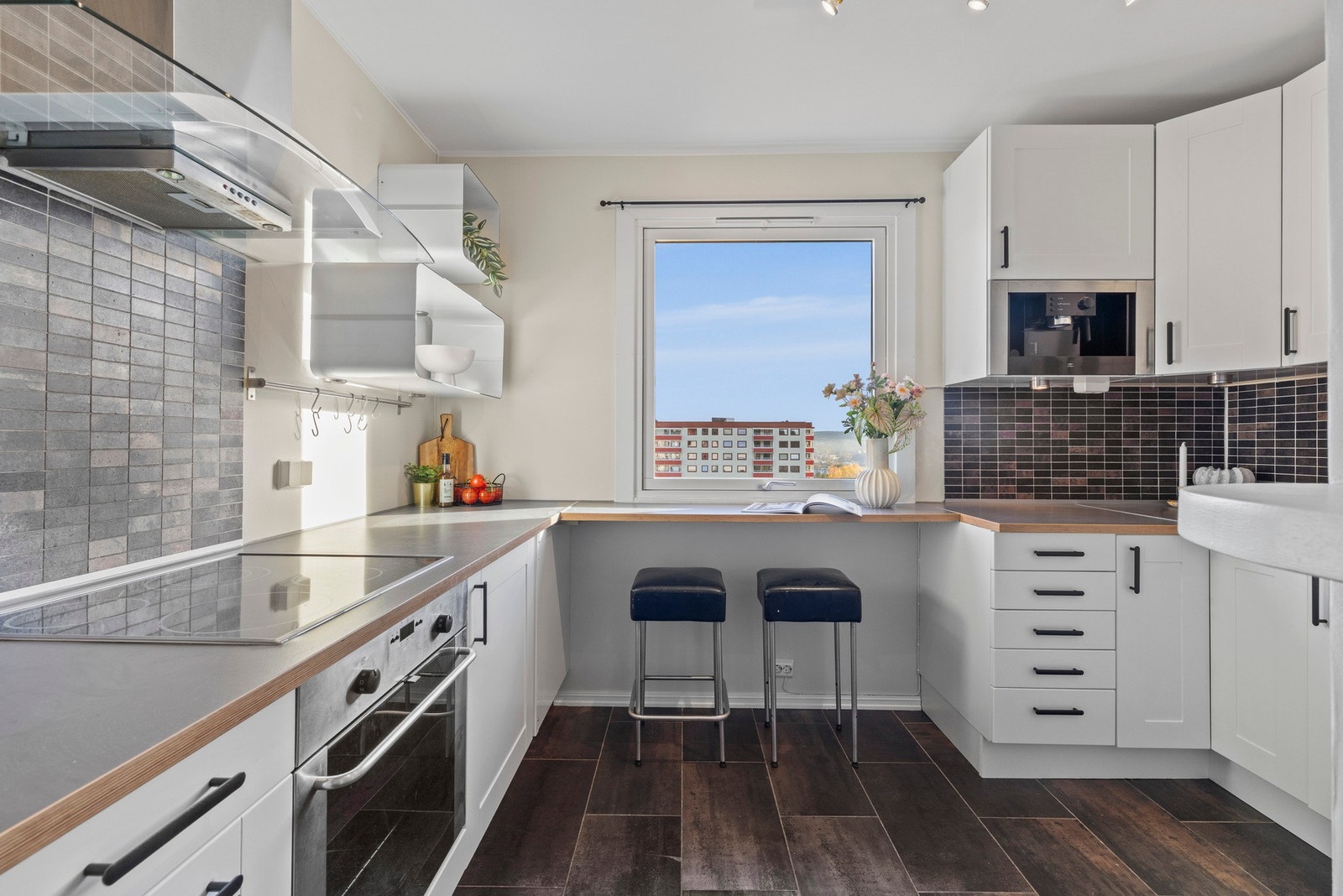 Kjøkkenet er separat og har innredning fra IKEA med profilierte fronter. Tidløst og moderne kjøkken. Galleribilde