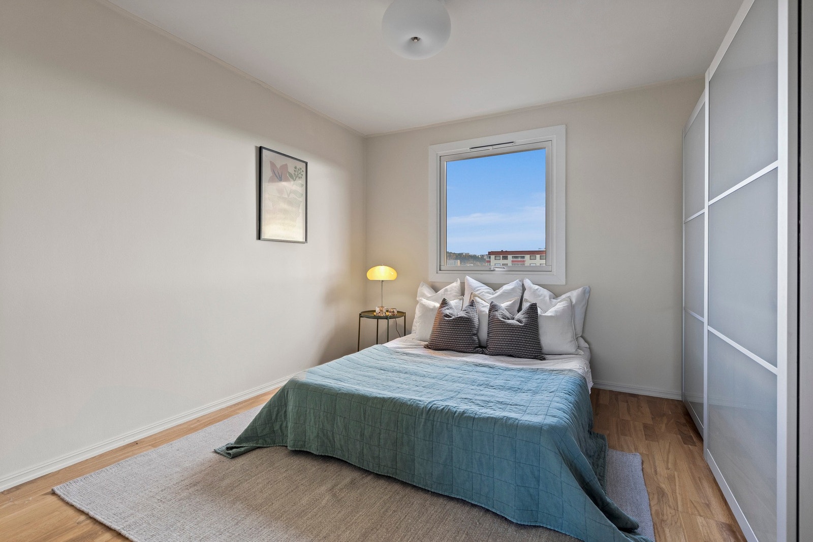 Hovedsoverommet er av god størrelse til stor dobbeltseng med tilhørende møblement. Galleribilde