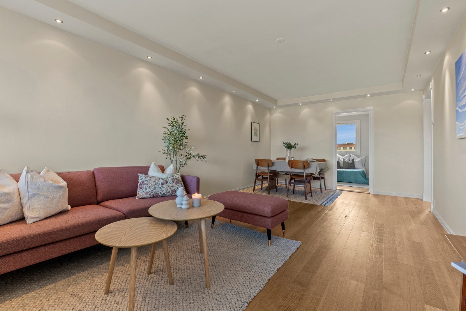 Leiligheten er romslig og har god plass til TV og sofa. Naturlig sonefordeling i stuen med plass til spisebord. Galleribilde