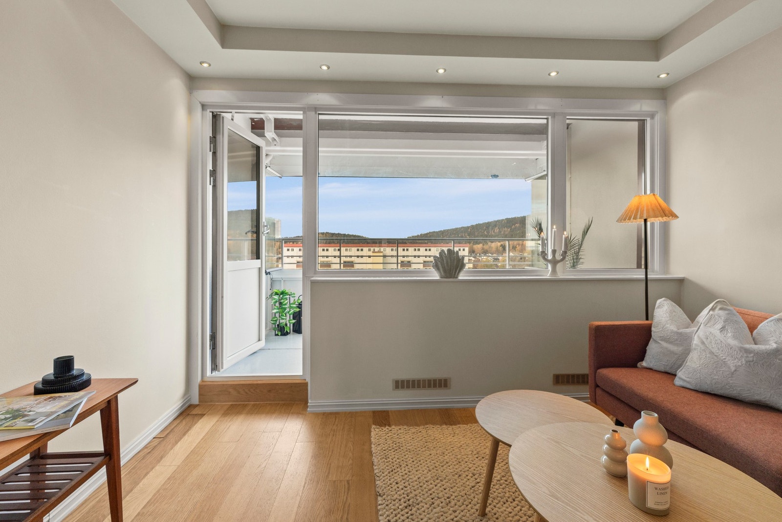 Direkte adkomst til romslig vestvendt balkong med flott utsikt! Galleribilde