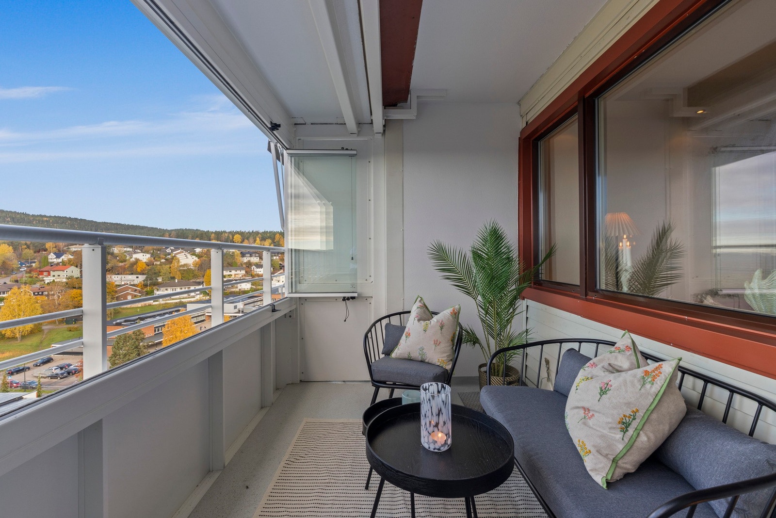 Den innglassede balkongen fungerer fint som en forlengelse av stuen. Perfekt vinterhage! Galleribilde