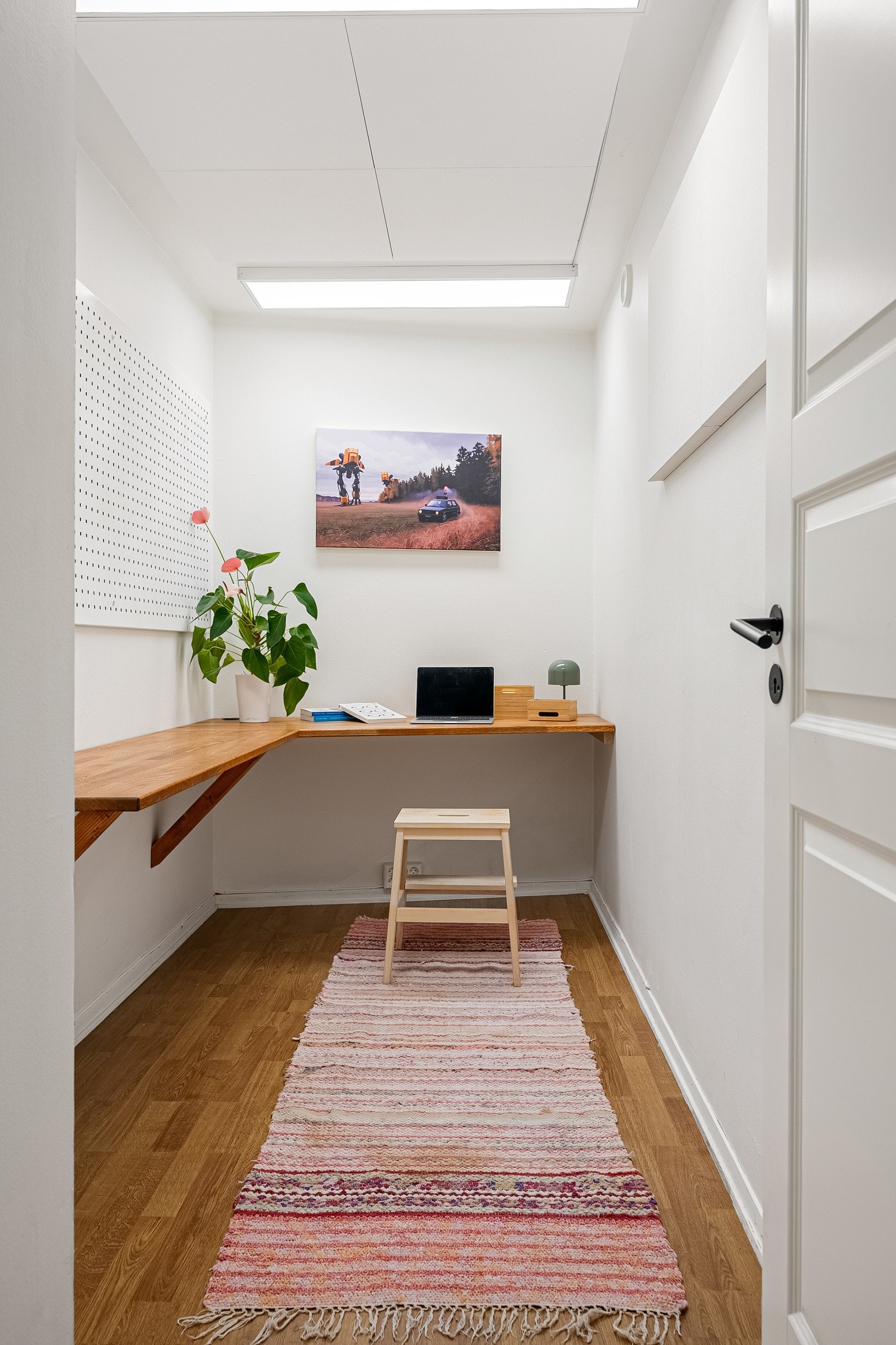 Til leiligheten medfølger det også romslig bod på ca. 5,2 kvm. Nåværende eier har brukt boden som kontor. Galleribilde