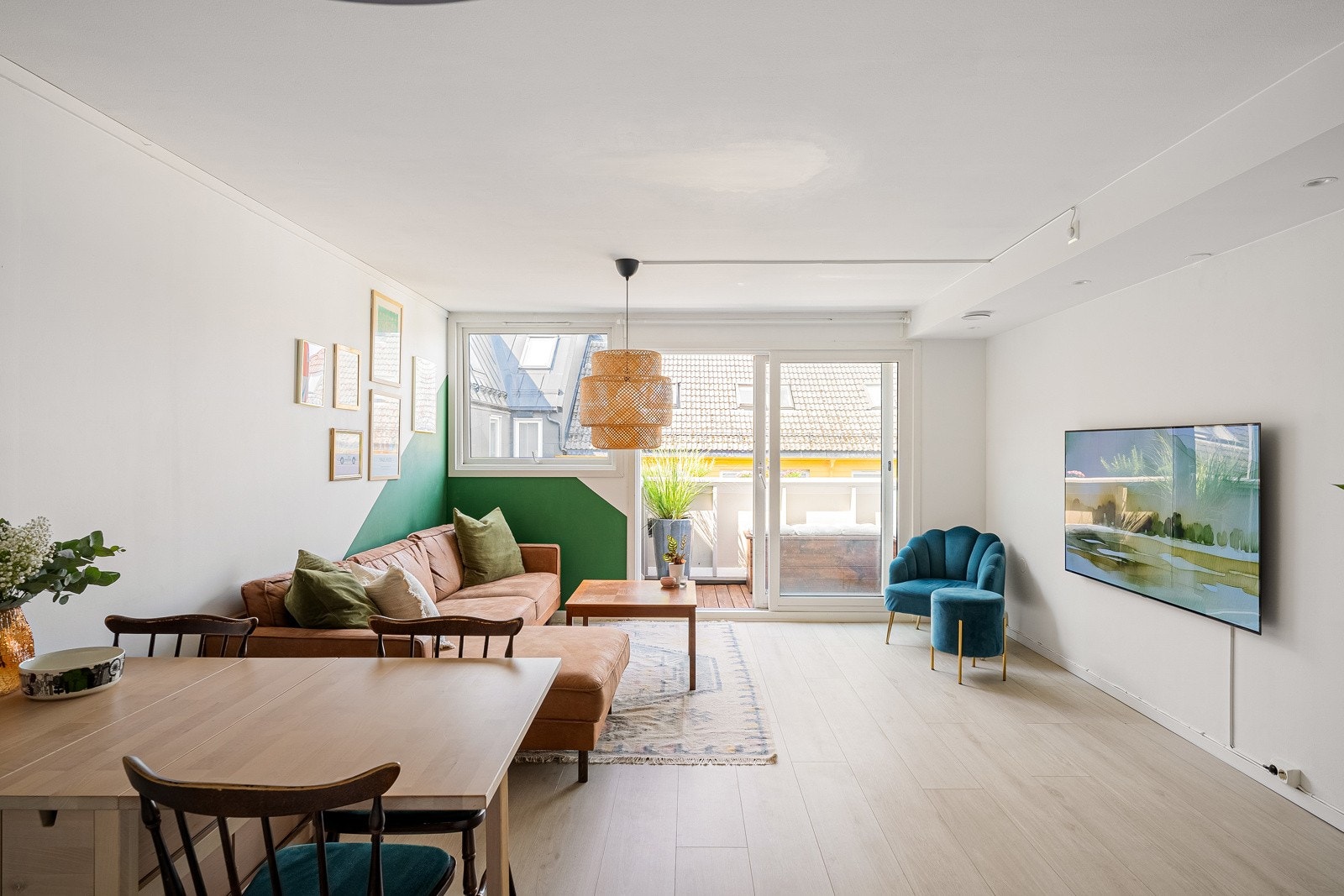 Stuen har en god utforming og oppleves tiltalende og luftig. Oppholdsrommet er målt til hele 31,8 kvm. Galleribilde