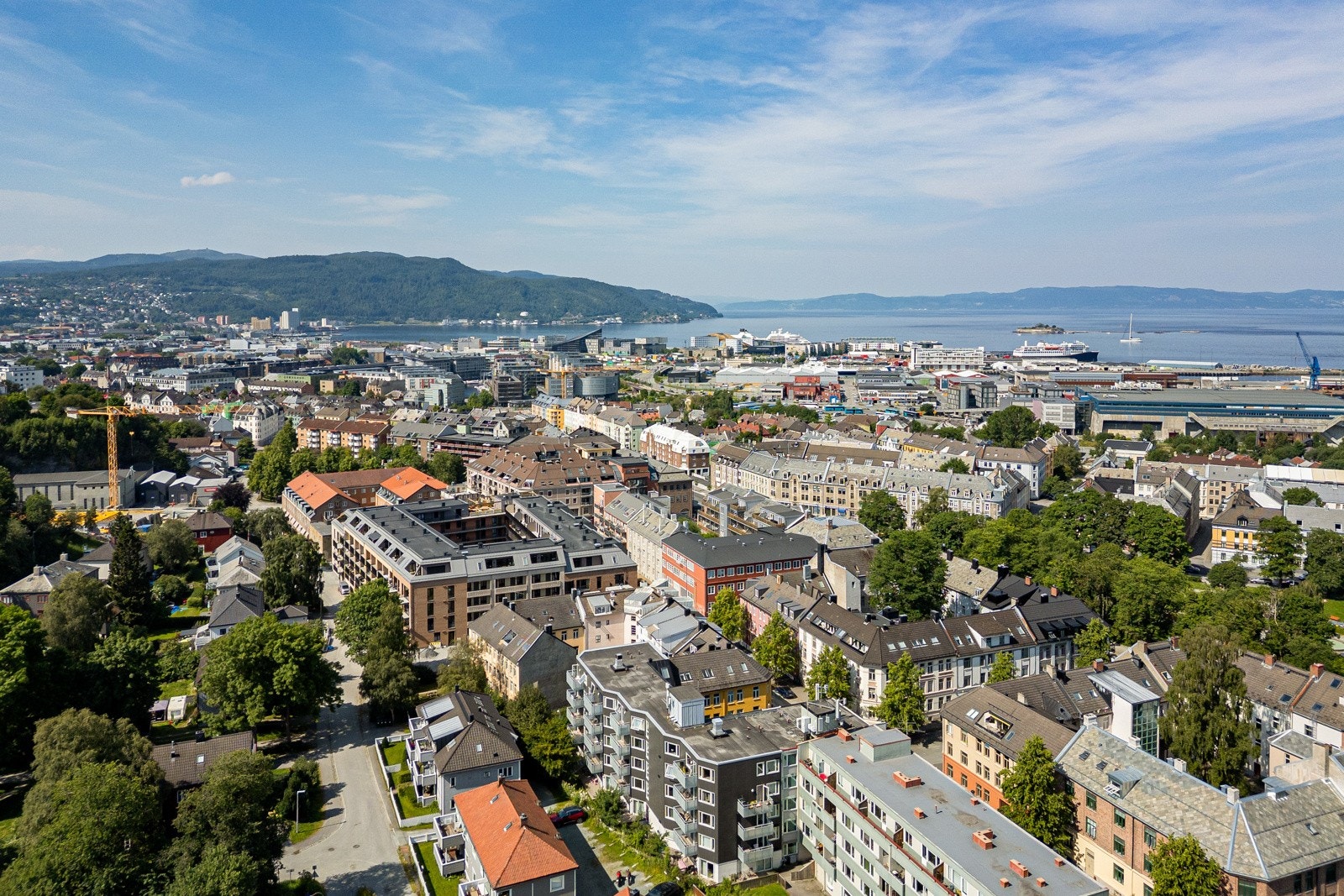 Eiendommen har en god beliggenhet, litt tilbaketrukket fra den ellers travle sentrumskjernen. Galleribilde