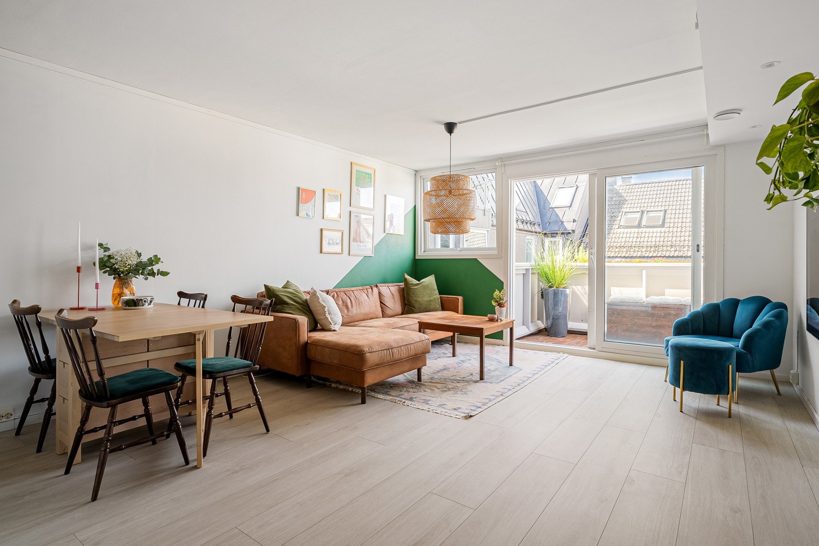 Rikelig med lysinnslipp gjennom store vinduer i enden av rommet. Dette bidrar en god romfølelse gjennom dagen. Galleribilde