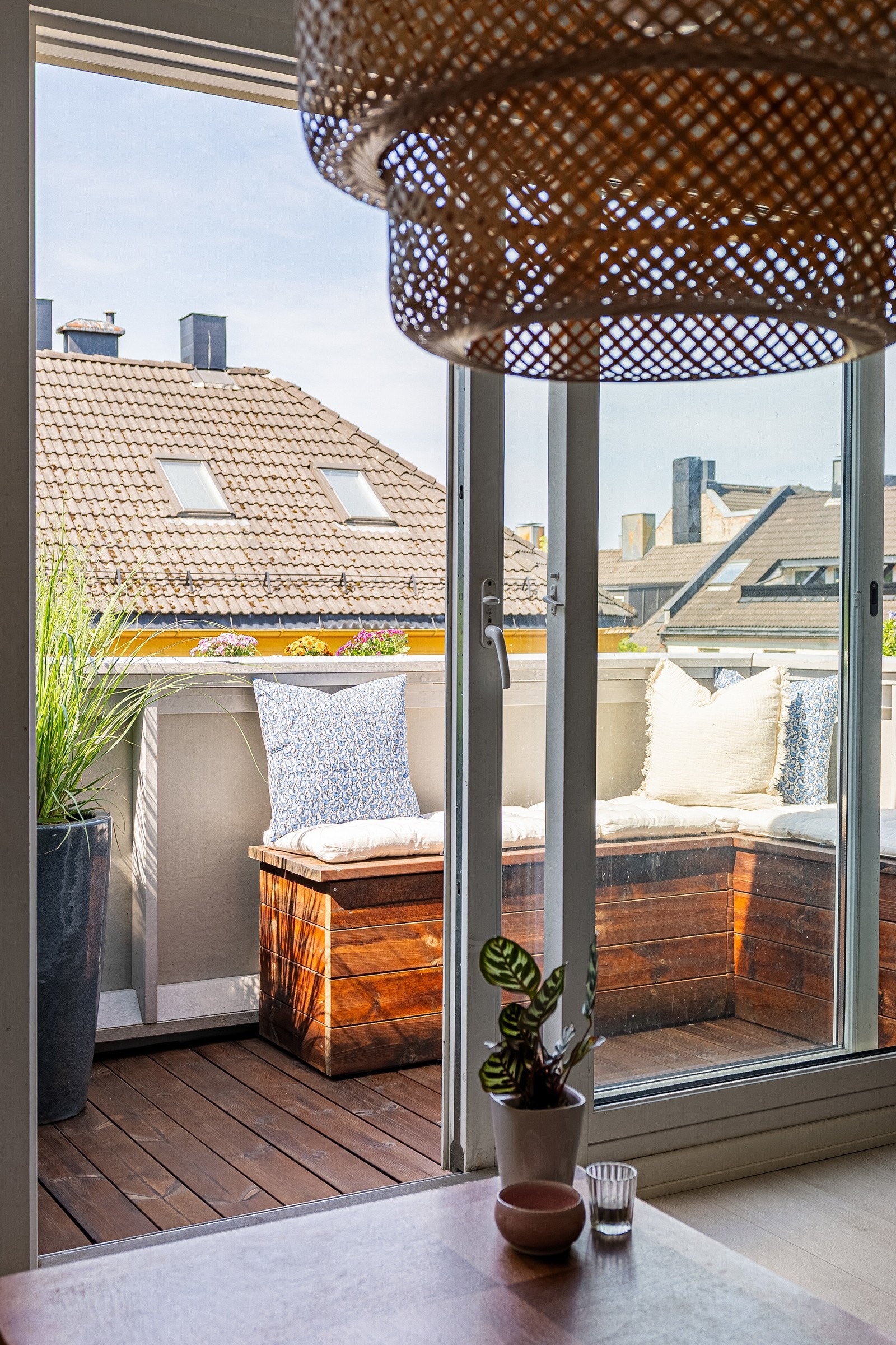 Fra stuen har man utgang til en trivelig balkong. Her kommer man ut til en sjarmerende uteplass med gode solforhold gjennom ettermiddagen. Galleribilde