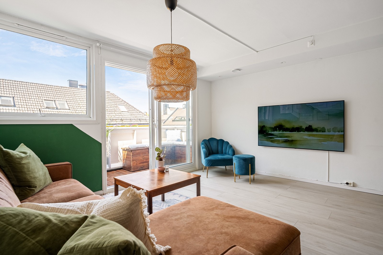 Lys og luftig stue med åpen kjøkkenløsning - et naturlig samlingspunkt for hyggelige kvelder. Galleribilde