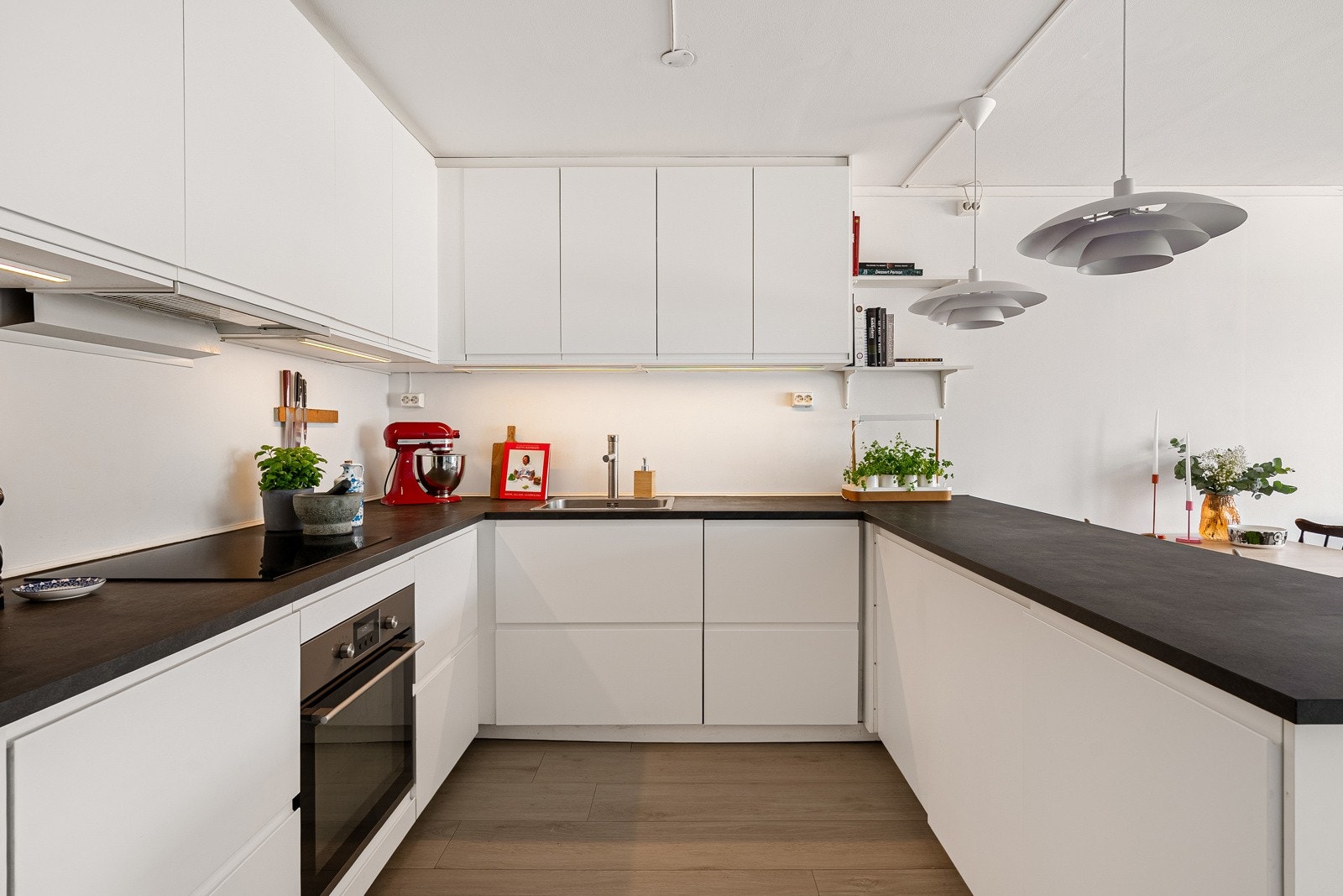 Kjøkkenet er utstyrt med oppvaskmaskin, stekeovn, platetopp, ventilator, kjøleskap og fryser Galleribilde