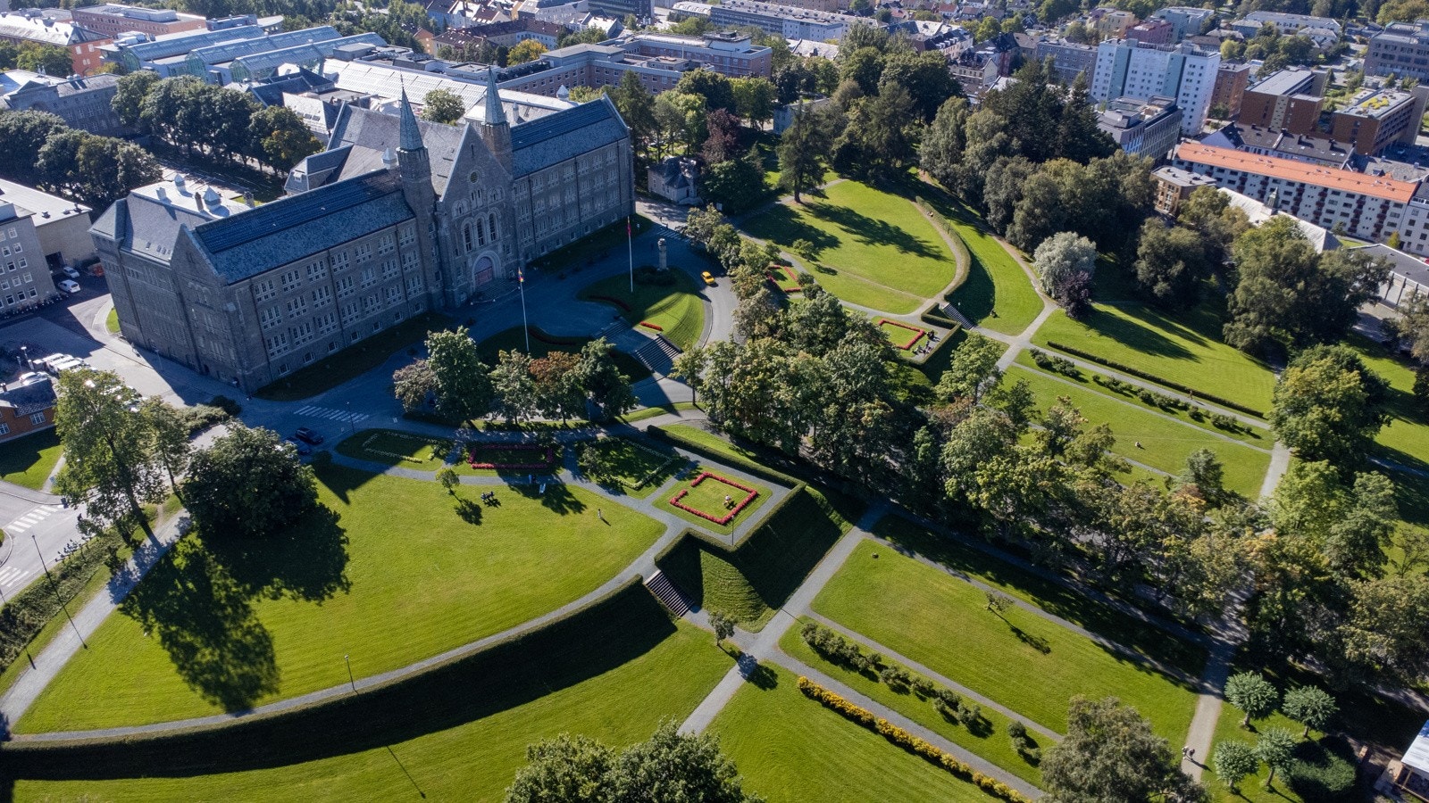 Leiligheten har i tillegg en ypperlig beliggenhet til flere av byens studiesteder som NTNU med campusene ved Elgeseter, Gløshaugen og Kalvskinnet. Galleribilde