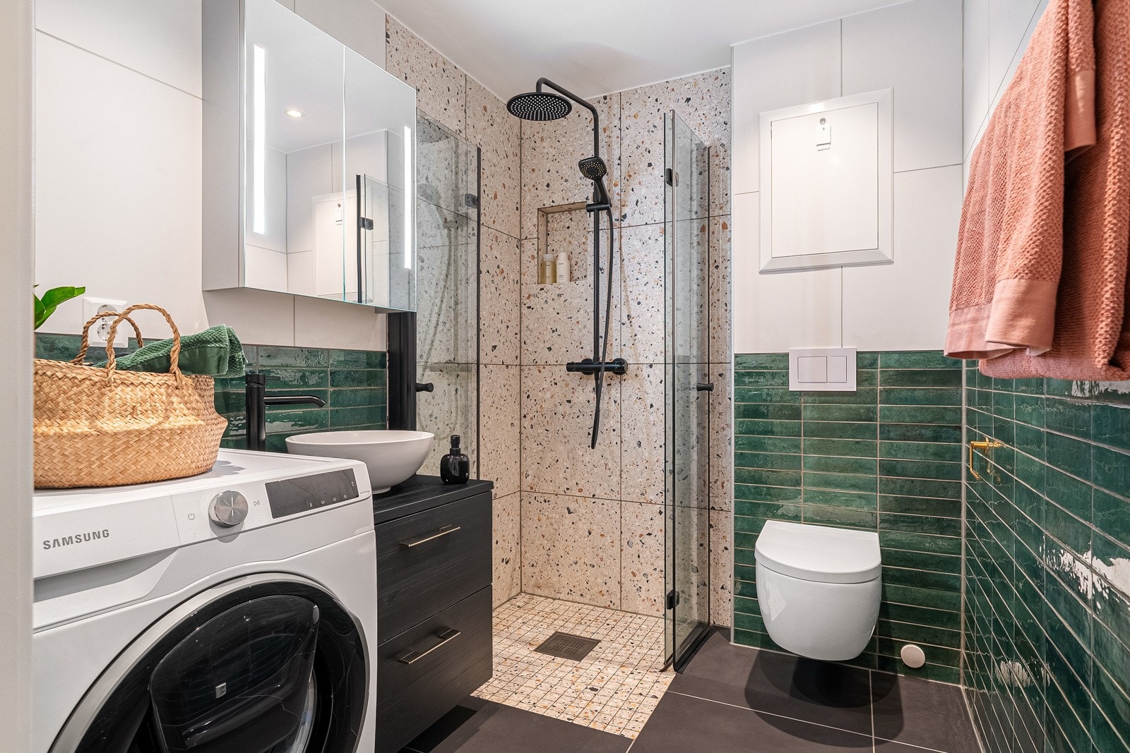 Tidløst og strøkent baderom på ca. 4 kvm, med behagelig gulvvarme. Badet ble renovert høsten 2021 og har fått TG0 av takstmann. Galleribilde