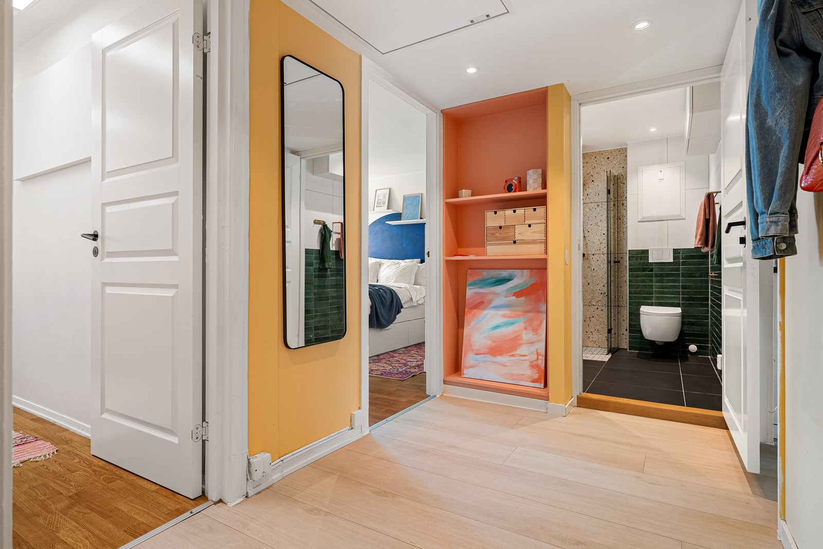 Lys entré målt til ca. 5 kvm. Det er plass til oppbevaring i nisjen, samt plass til skoskap og oppheng for bekledning. Galleribilde