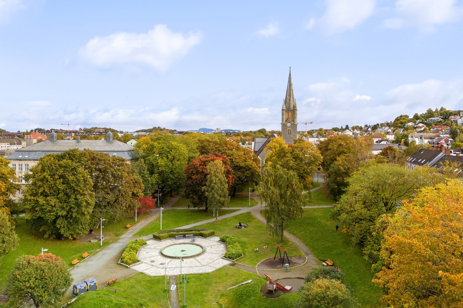 Lademoen byr på herlig parkliv, sjarmerende kaféer og umiddelbar nærhet til kollektiv- og servicefunksjoner som gjør området svært ettertraktet for spesielt yngre og studenter. Galleribilde