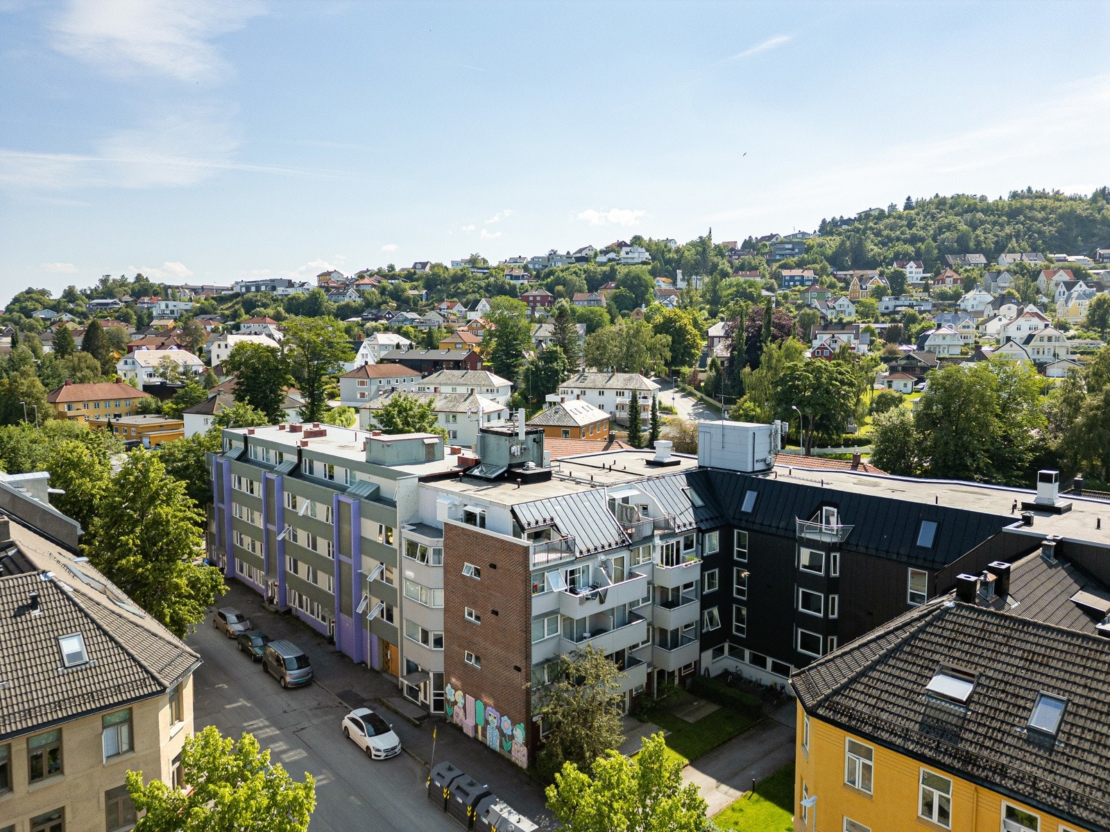 Leiligheten har en av de bedre plasseringene i byggets 4. etasje med adkomst via heis eller trappeløp. Galleribilde