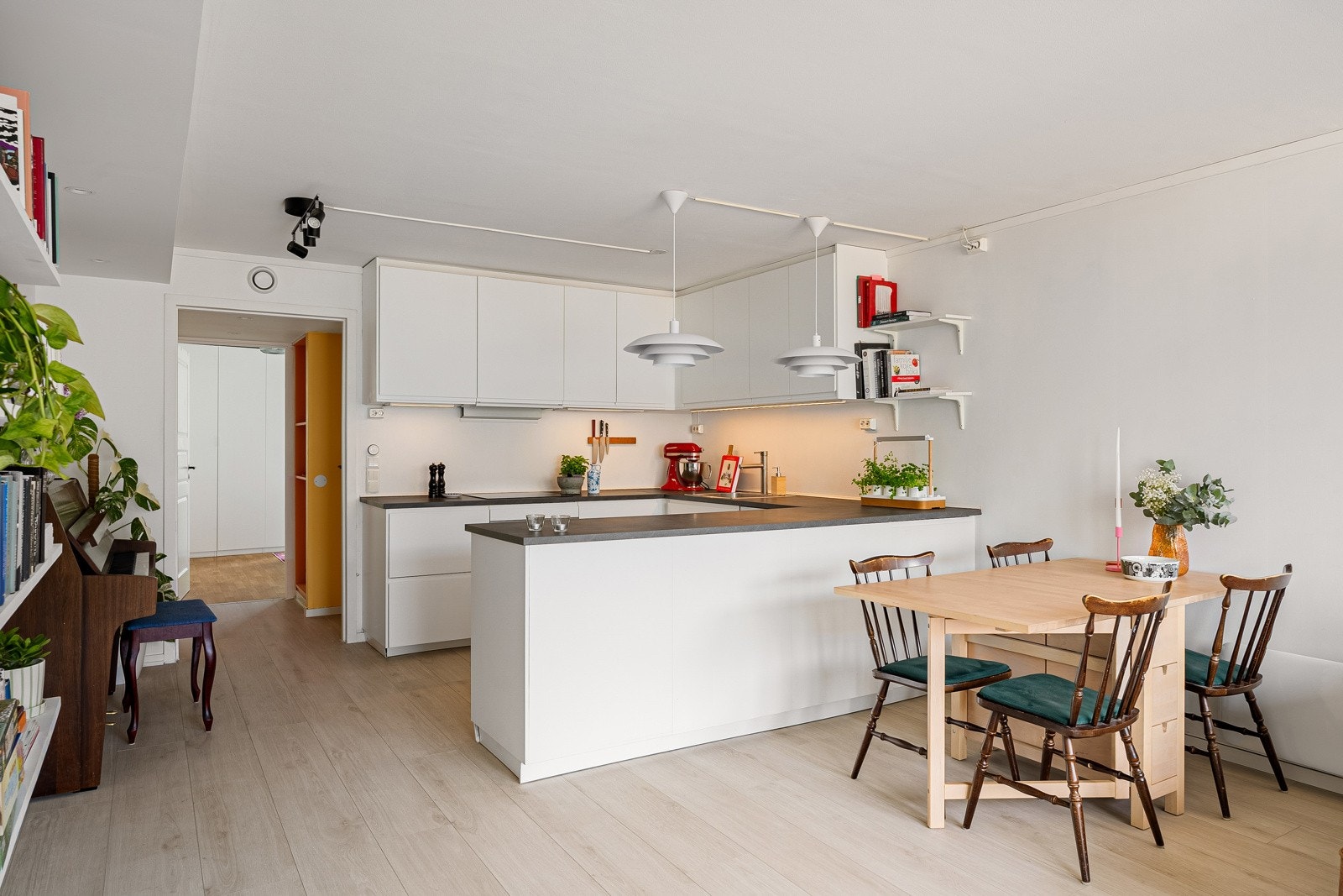 Det innbydende kjøkkenet fra 2017 ligger litt tilbaketrukket fra stuedelen. Innredningen består av moderne skap, med et appellerende fargevalg. Galleribilde