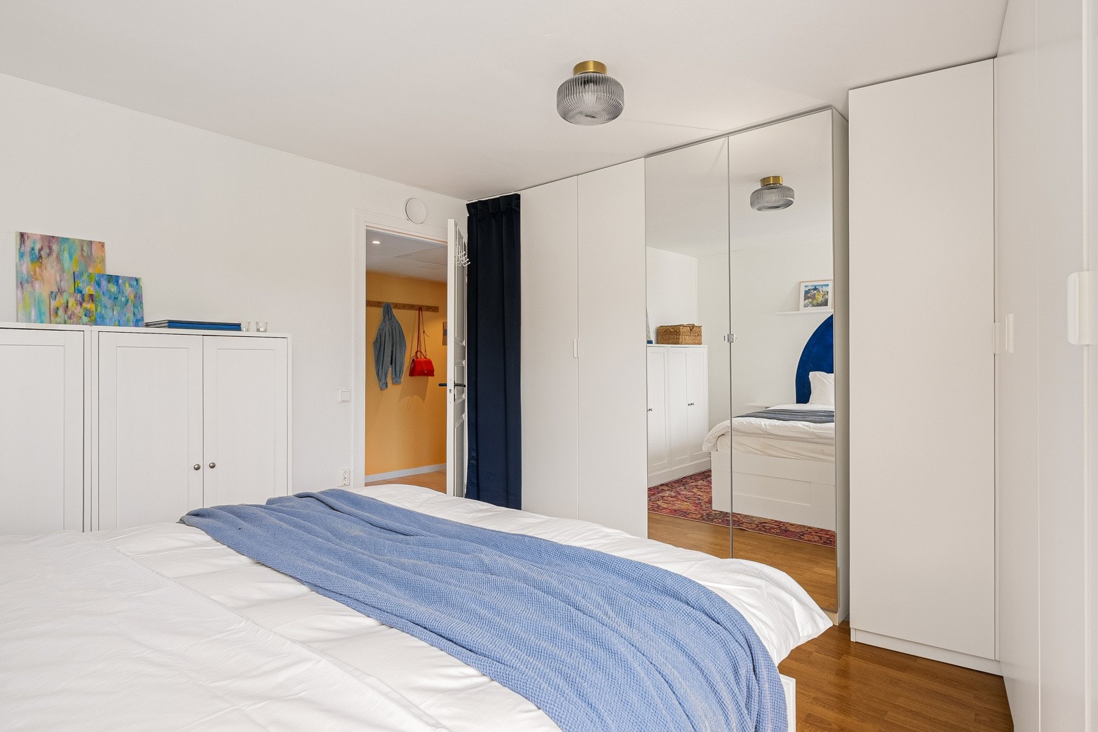 Soverommet har god plass til garderobeløsning og dobbeltseng. Galleribilde