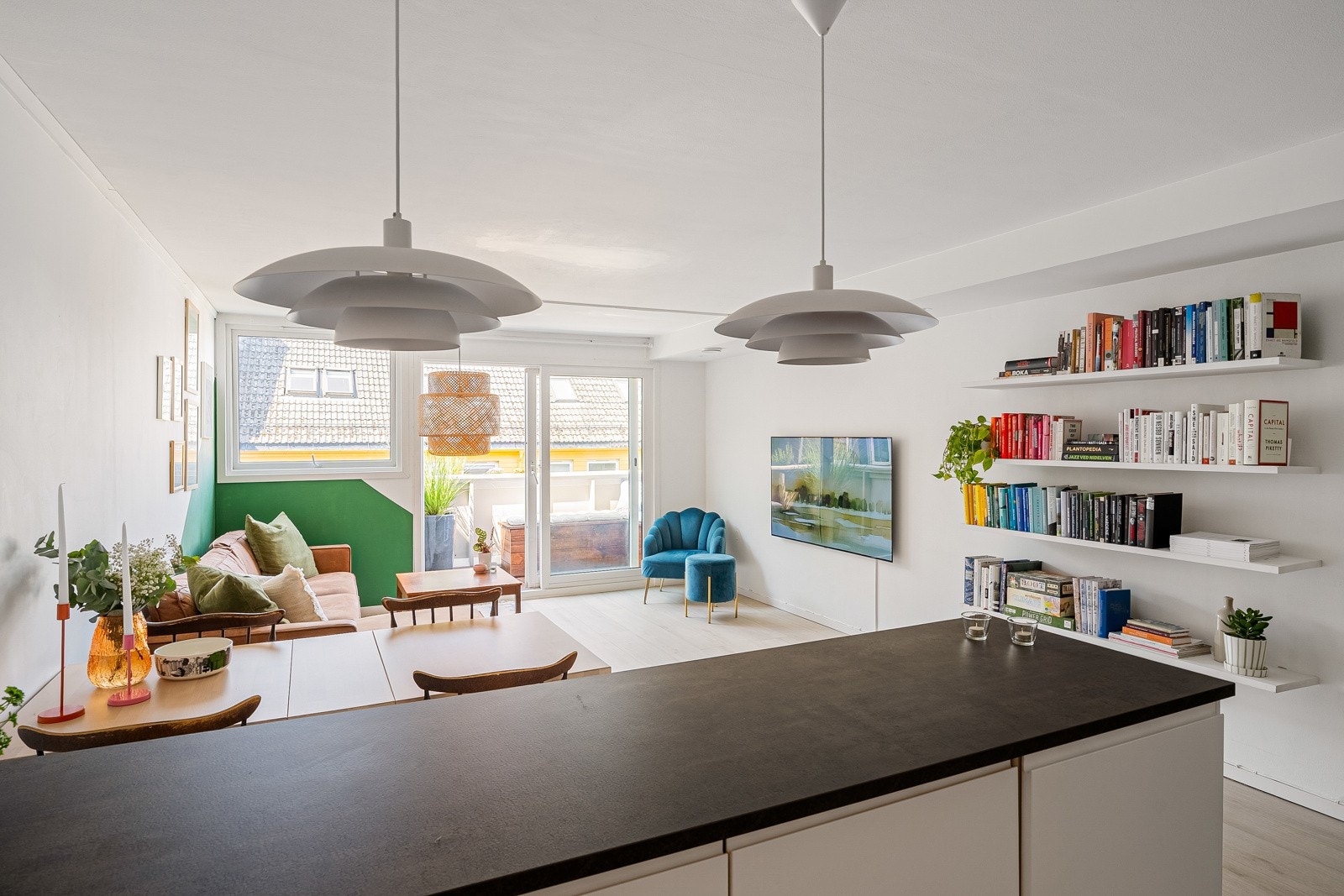 Leiligheten har balansert ventilasjon. I den anledning ble det også lagt opp dimbare spotter i stuen. Galleribilde