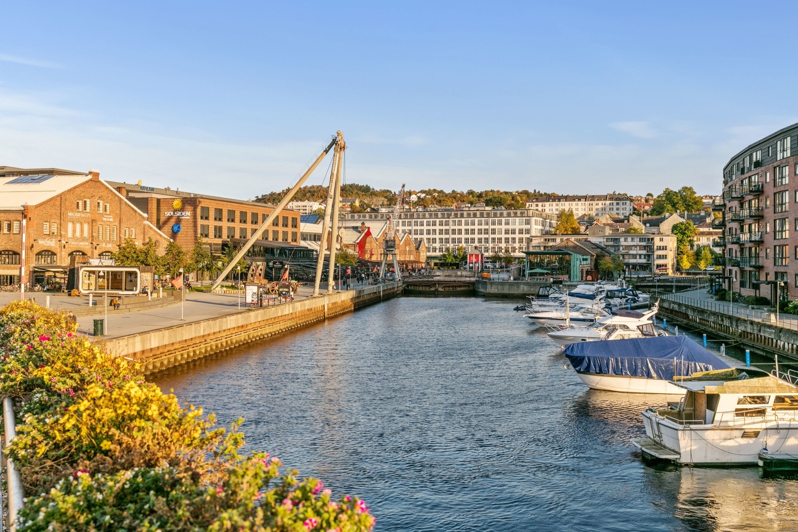 Solsiden/Nedre Elvehavn ligger ca. 5 min til fots fra leiligheten, og byr på gode shoppingmuligheter og et yrende restaurant- og uteliv. Galleribilde