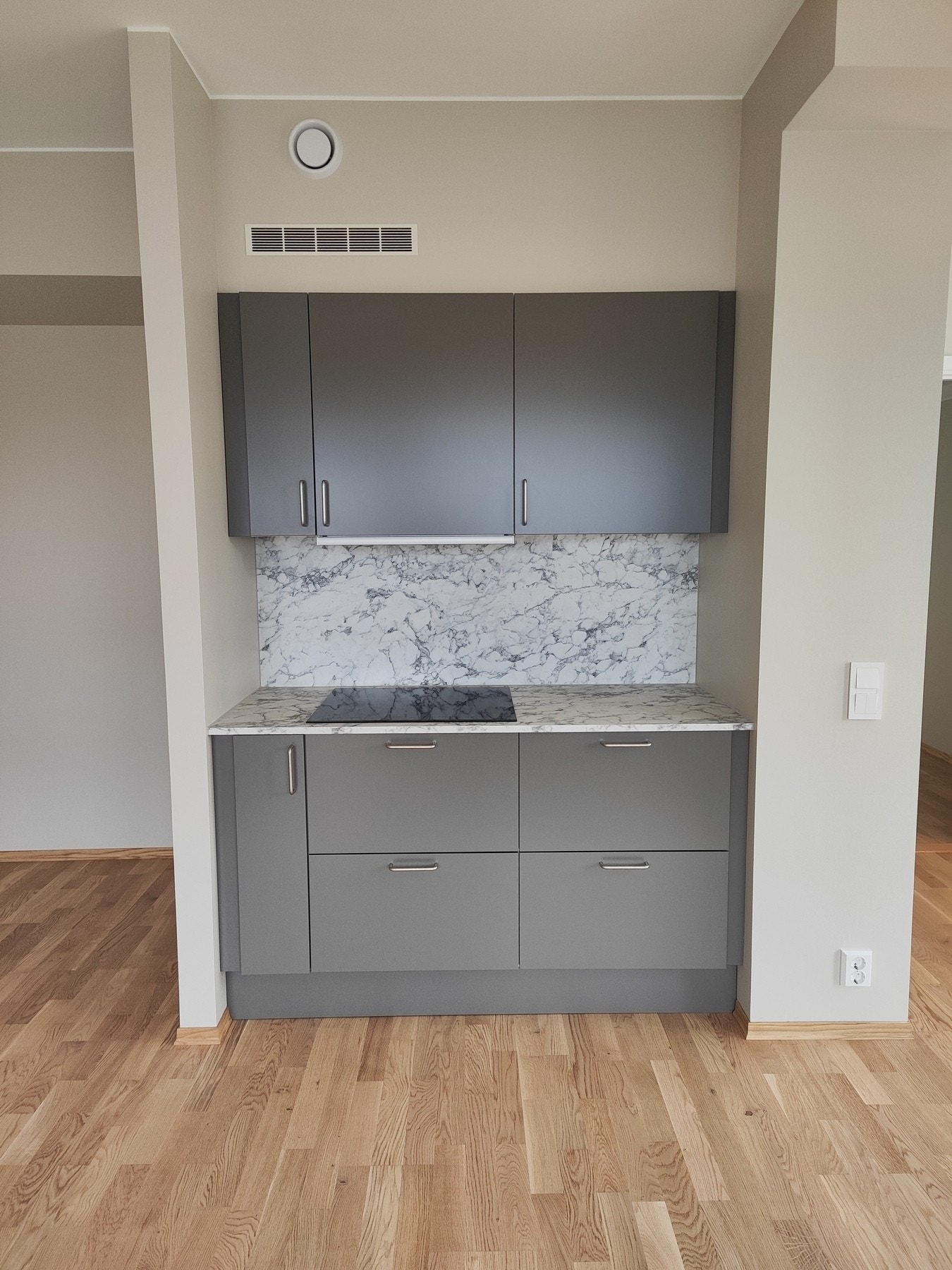 Kjøkkenet er nettopp blitt ferdig montert, som er en oppgradering fra standard leveranse Galleribilde