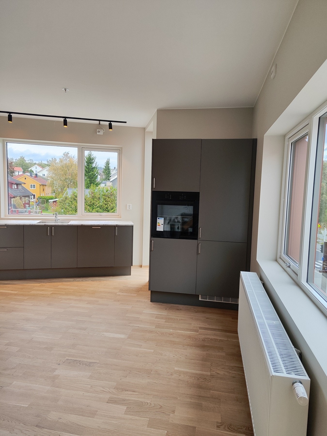 Ekstra høyskap er montert opp, og stekeovn er satt inn i høyden Galleribilde