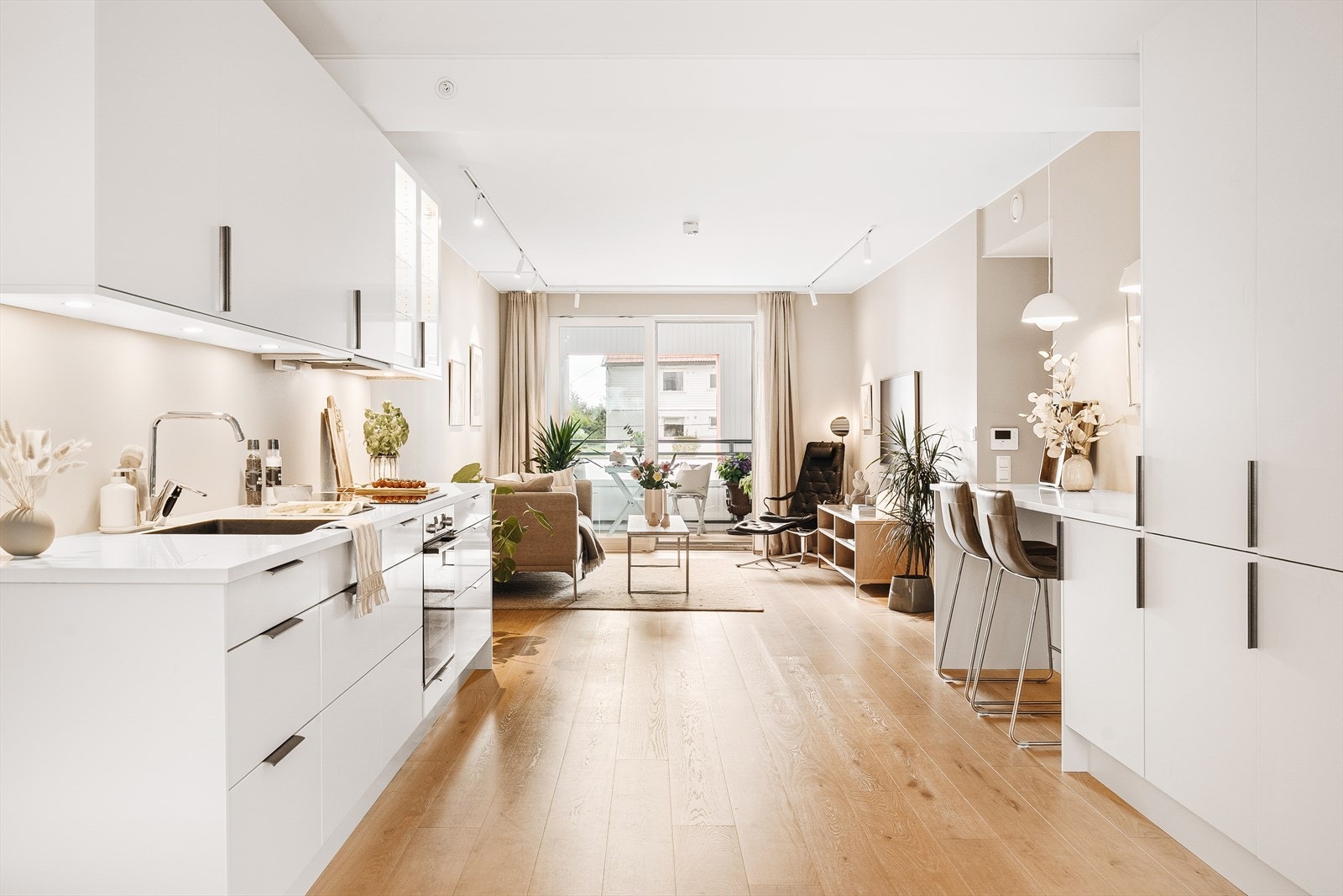 Gulvet kombinerer slitestyrke og tidløs eleganse, og gir en lun base som harmonerer med alt fra moderne minimalisme til klassisk interiør. De lange, rette stavene understreker romfølelsen og binder rommene sammen til en sømløs helhet. Galleribilde