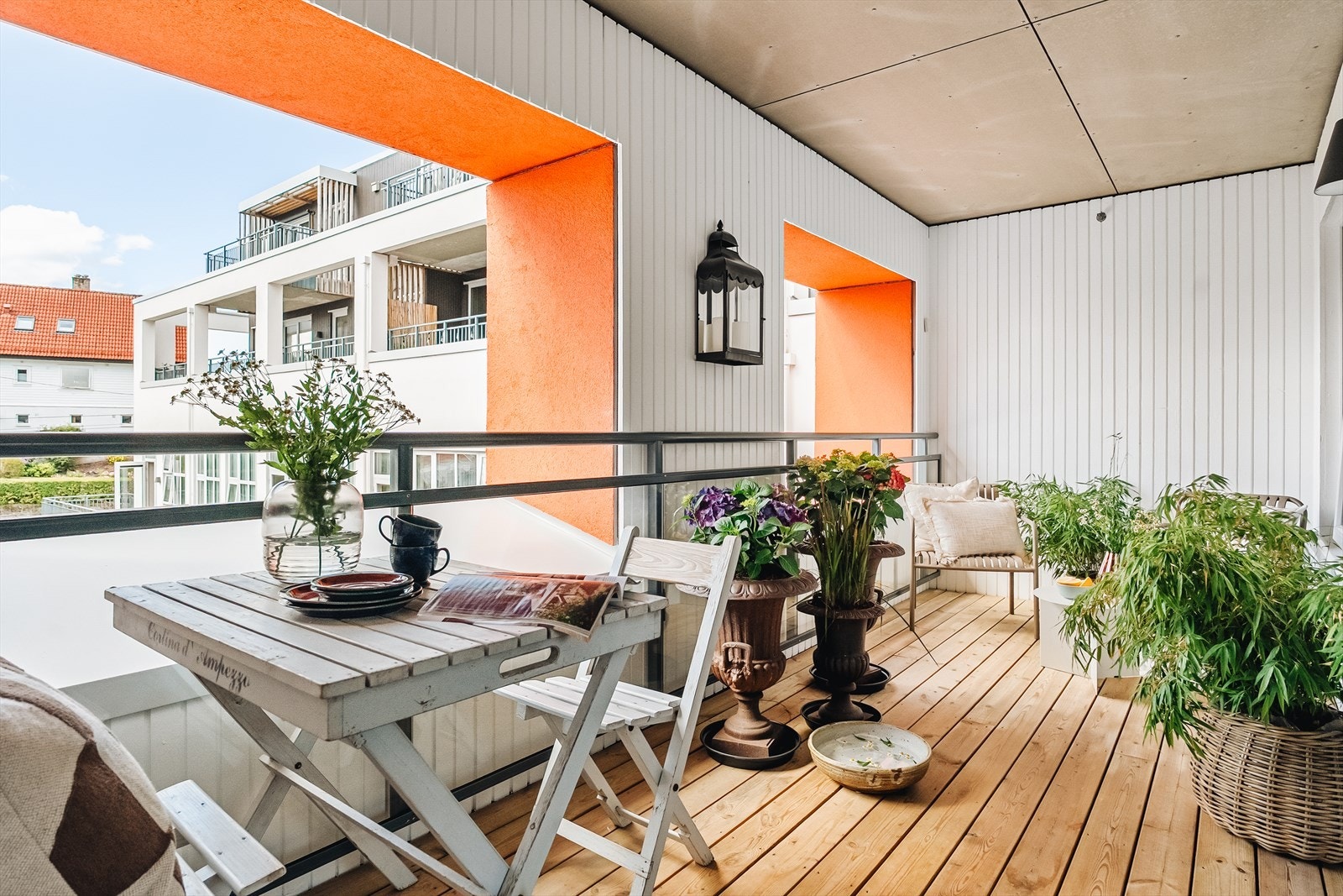 Balkongen fungerer som en forlengelse av stuen og gir rom for både lounge-møbler og spiseplass - en naturlig utvidelse av hjemmet. Galleribilde