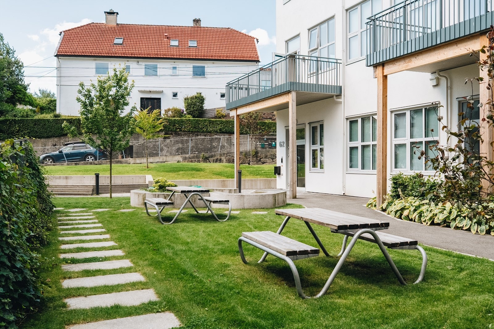 Fellesarealene er tilrettelagt for trivsel med benker, grønne soner og fine gangveier som binder området sammen. Et godt sted å trekke frisk luft, ta en liten pause eller nyte en rolig stund ute - like praktisk som det er vakkert. Galleribilde