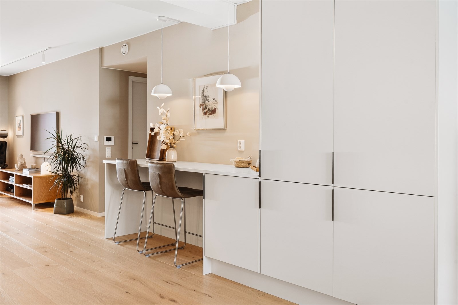 Leiligheten fremstår som moderne, med et tidløst uttrykk med gjennomgående lyse, nøytrale farger på vegger og tak. Galleribilde