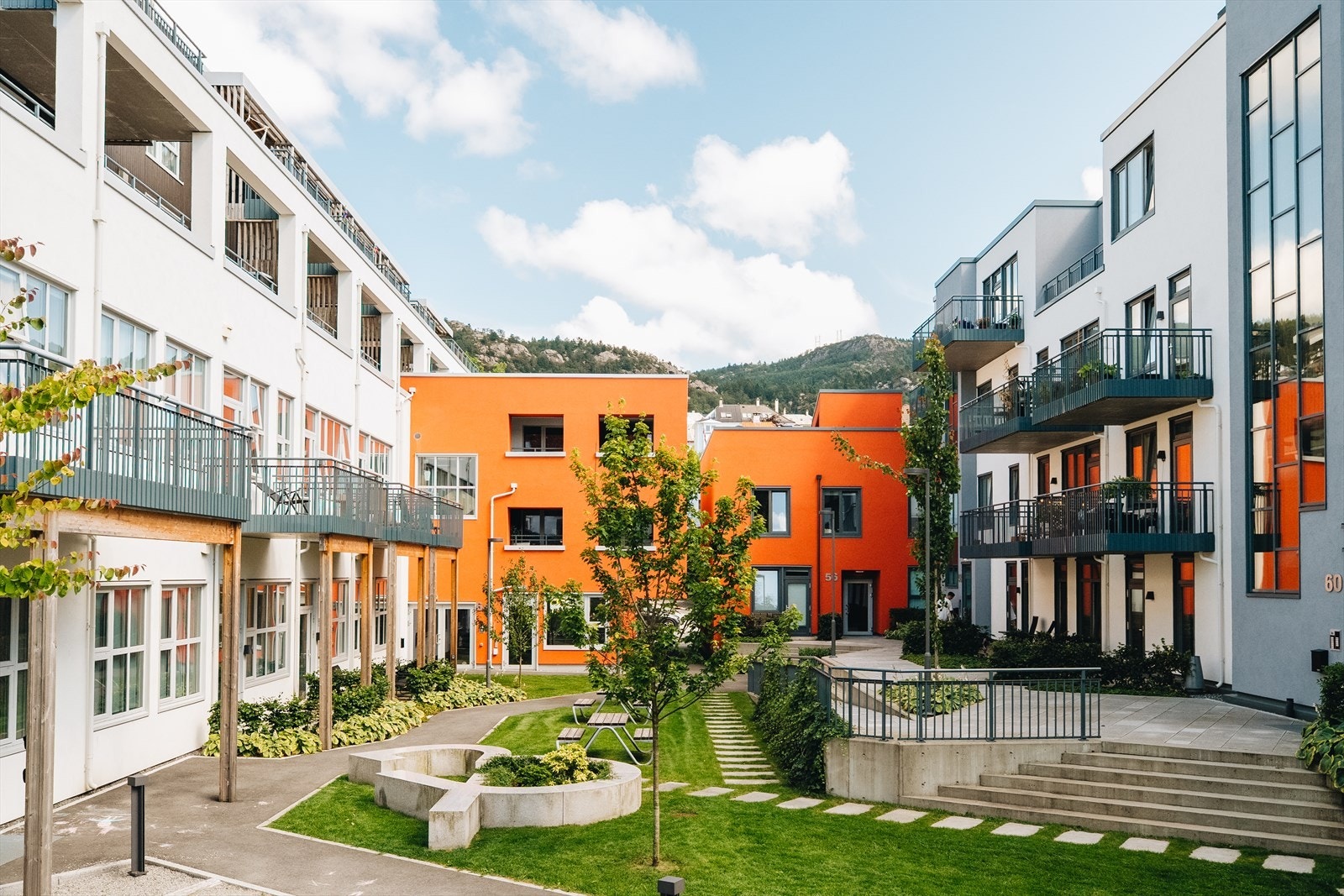 Sameiet teller 23 seksjoner, der 20 er boliger og 3 næringsseksjoner. En balansert kombinasjon som gir både ro, fellesskap og trygghet, samtidig som sameiet er stort nok til å ha solid drift og profesjonelle fellesløsninger. Galleribilde