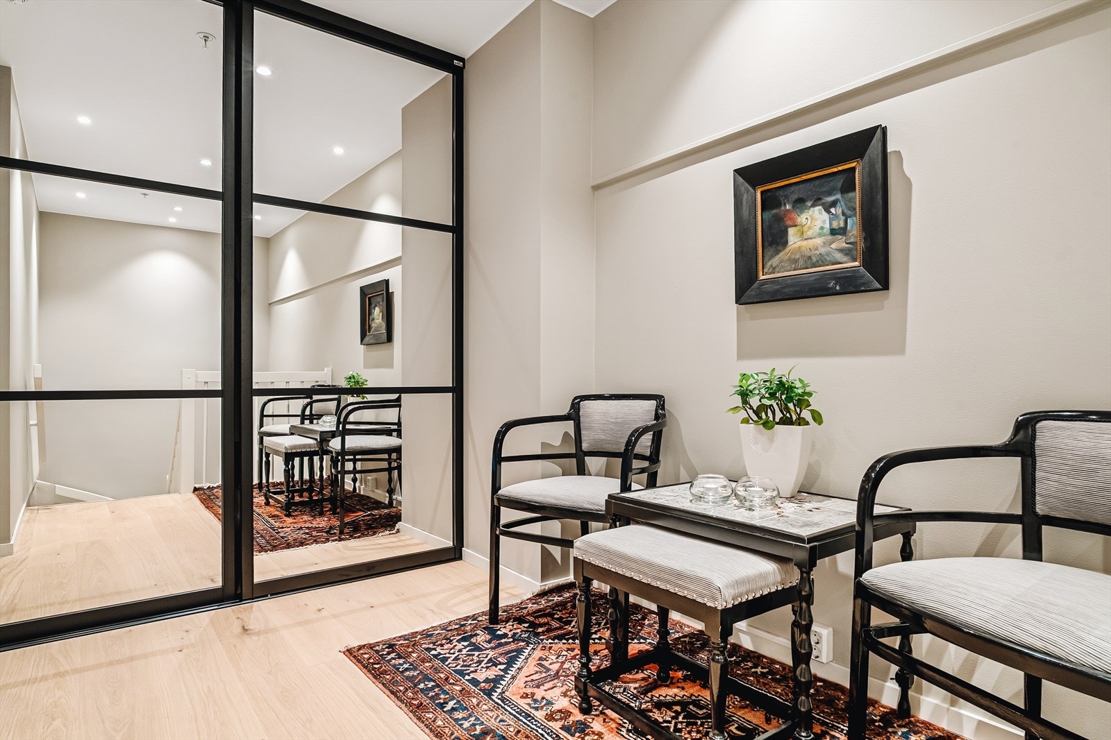 Hall/forstue på hele 13,1 m² gir et luftig førsteinntrykk og binder boligens rom sammen på en naturlig måte. Her finner du en gjennomført Elfa-garderobeløsning med speildører og innredning som gir både god oppbevaringsplass og et elegant uttrykk. Galleribilde