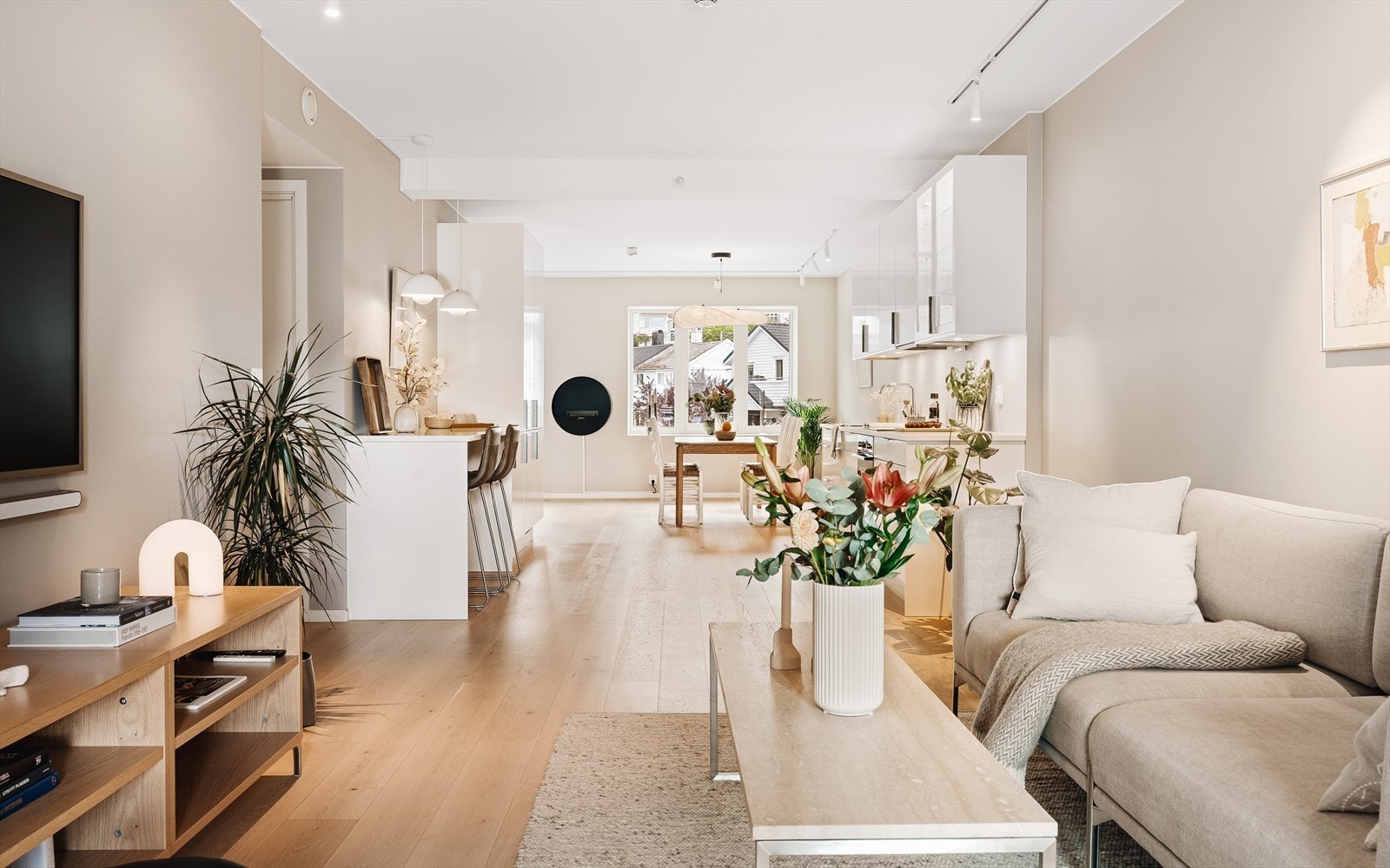 W Eiendomsmegling Bergen Sentrum ved Christina Erstad og Benjamin Bødtker har gleden av å presentere denne nydelige leiligheten i Breiviksveien 64. Galleribilde