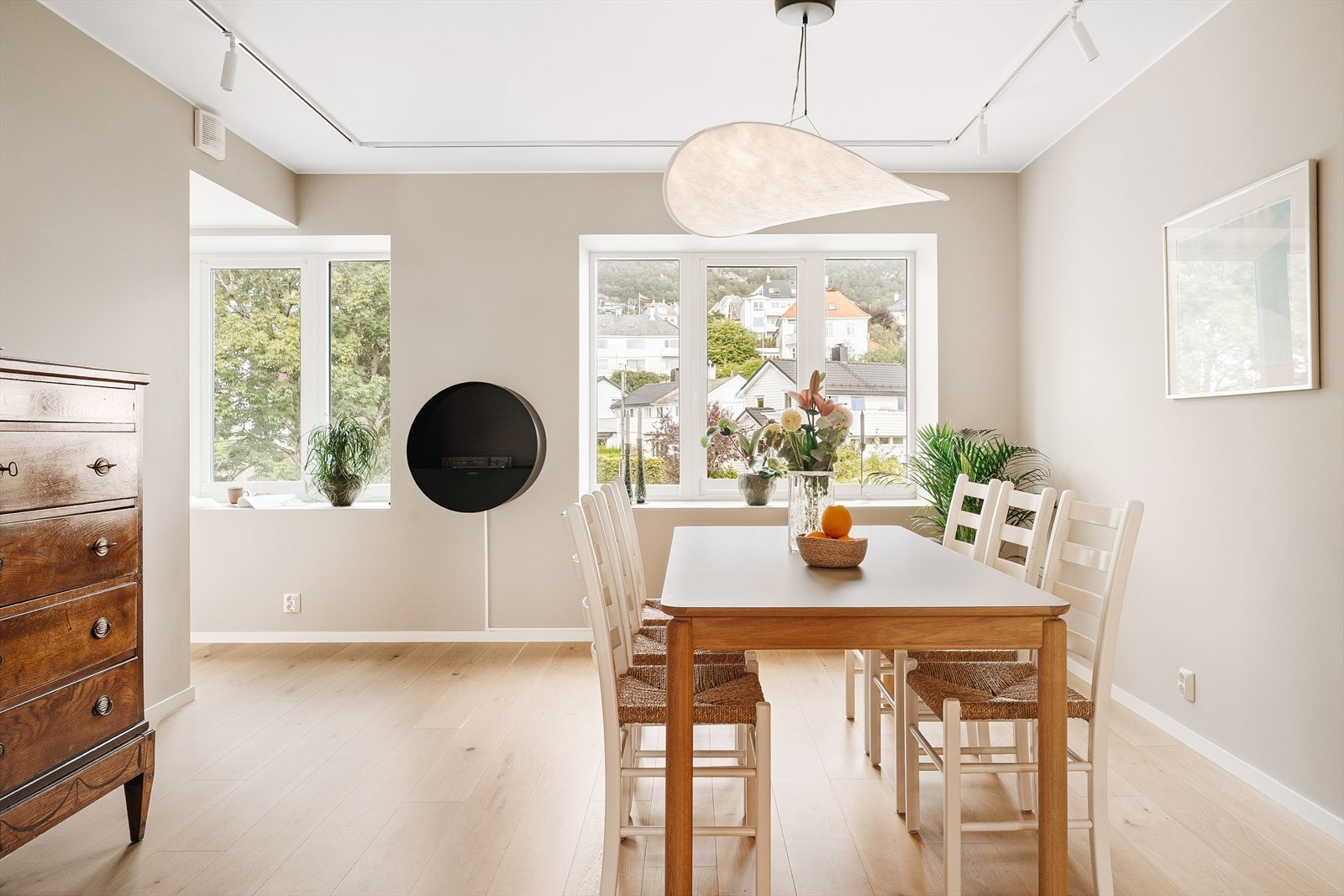 Plassert ved store vindusflater får spiseplassen et ekstra løft. Her har du ikke bare godt lys, men også hyggelig utsyn til nærområdet. Galleribilde