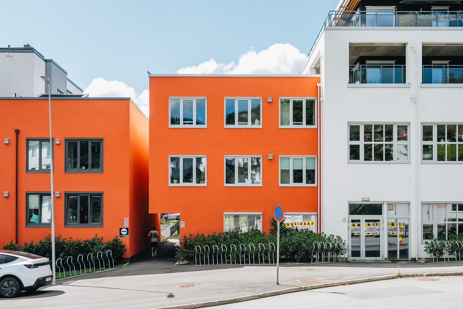 Den respektive boligen ligger i byggets tredje og øverste etasje. Galleribilde