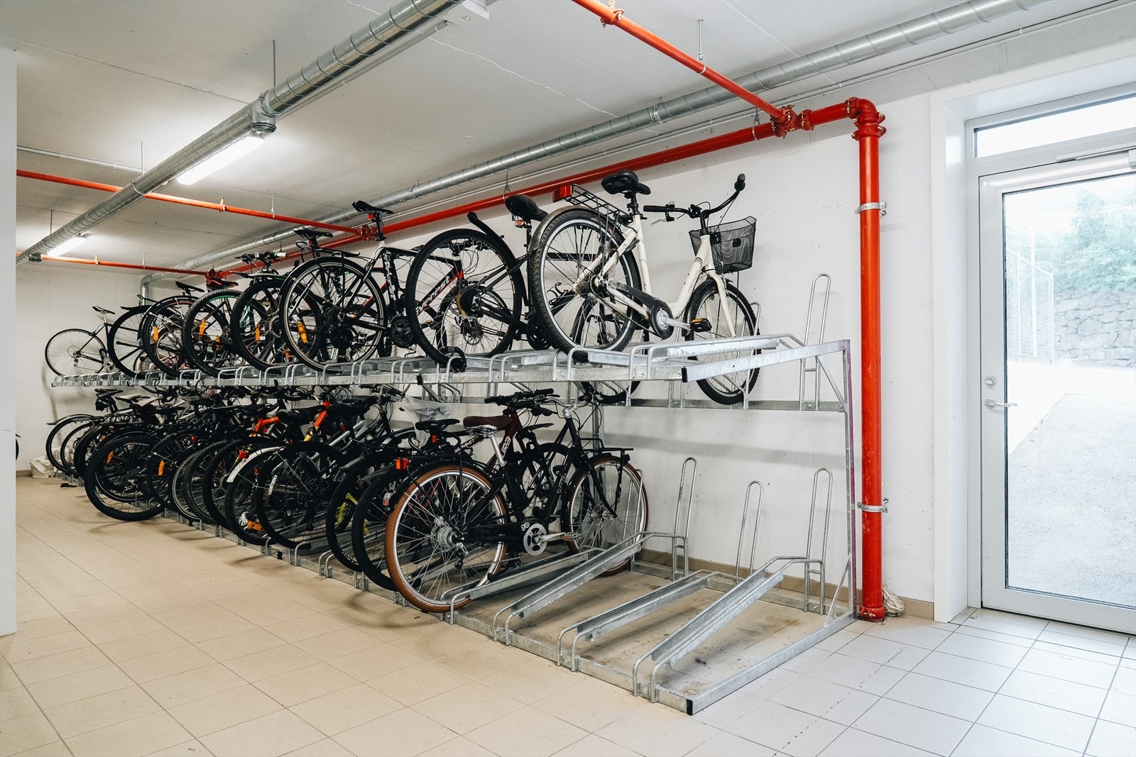 Sameiet tilbyr felles sykkelparkering som også er tilrettelagt for elsykkel. Med kort vei til sentrum og gode sykkelforbindelser ligger alt til rette for en enkel, miljøvennlig og fleksibel hverdag. Galleribilde